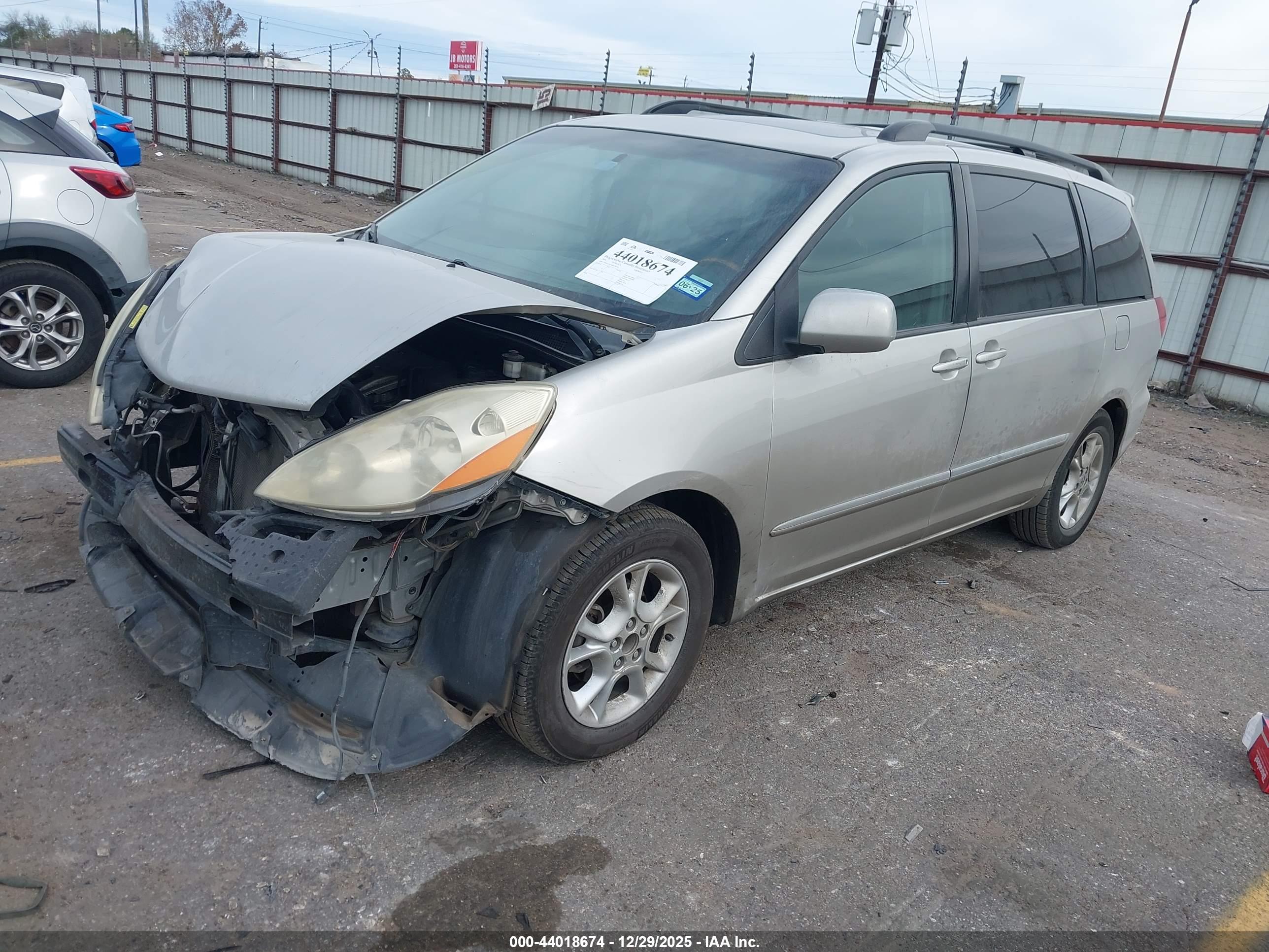 TOYOTA SIENNA image 2