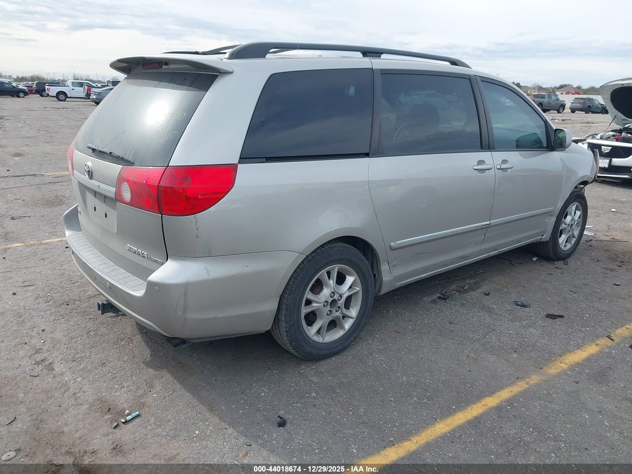 TOYOTA SIENNA image 4