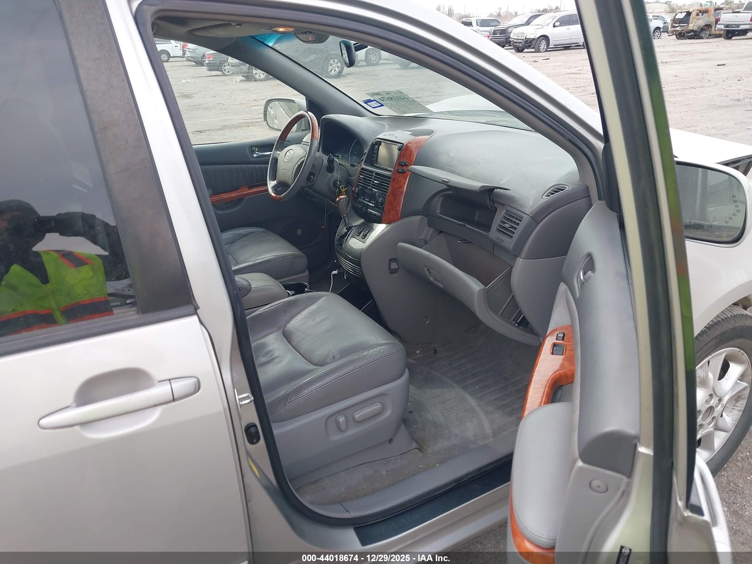 TOYOTA SIENNA image 5