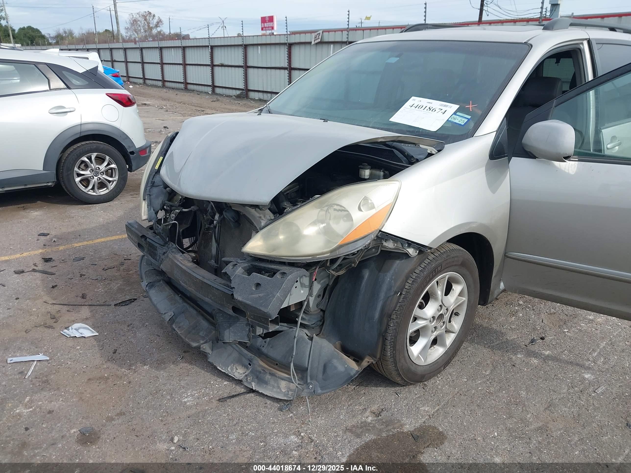 TOYOTA SIENNA image 6