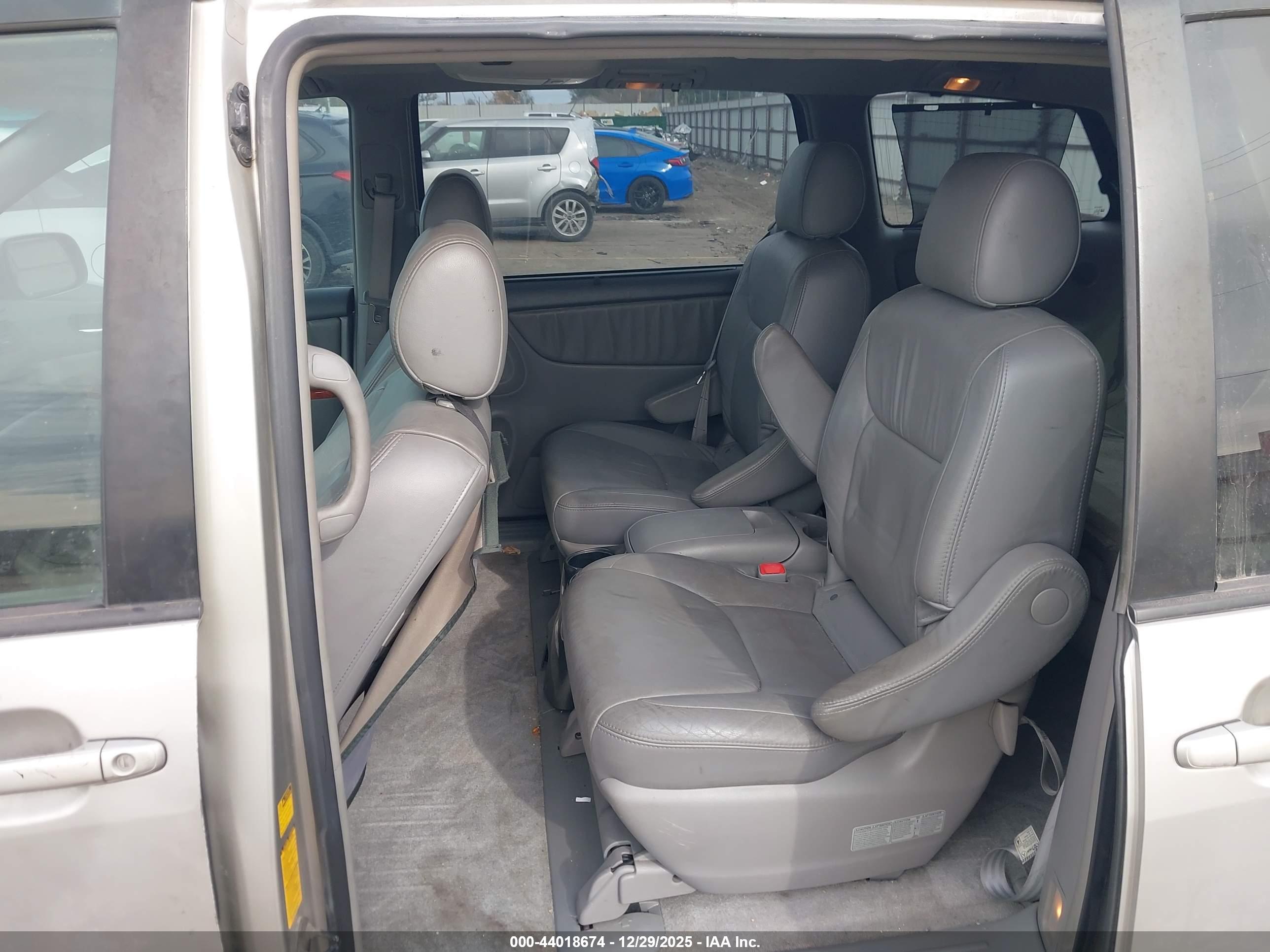TOYOTA SIENNA image 8