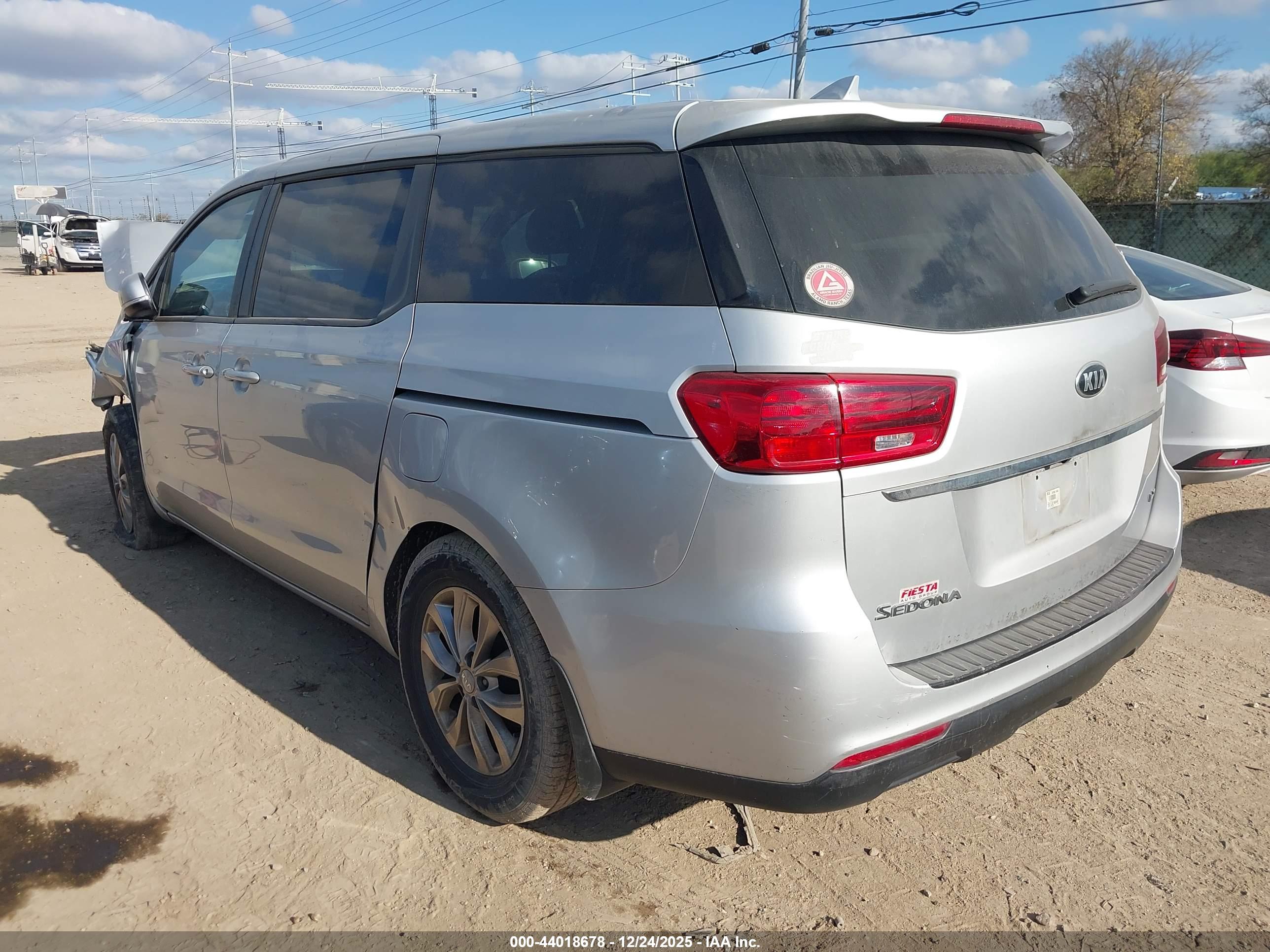 KIA SEDONA image 3