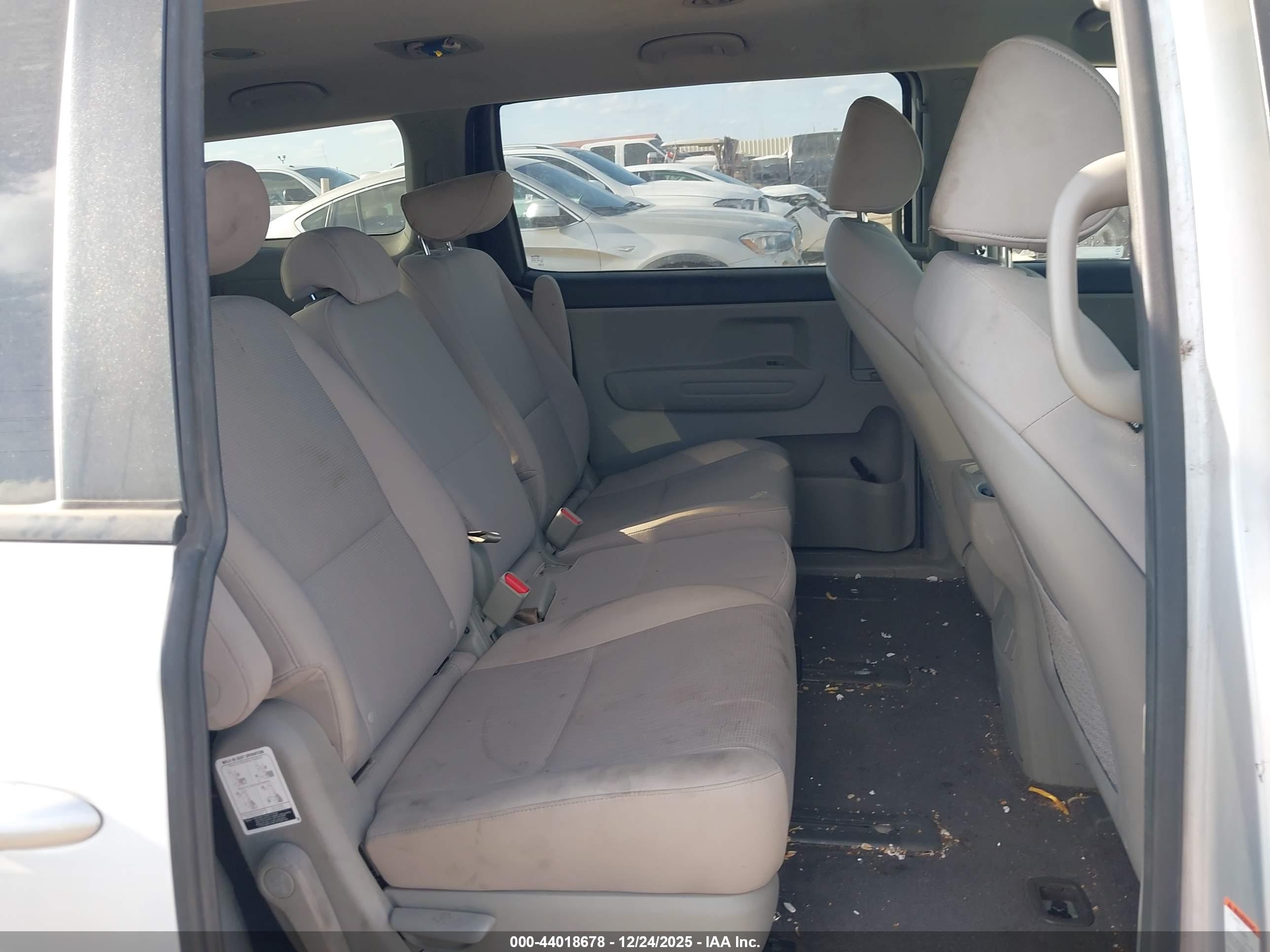 KIA SEDONA image 8