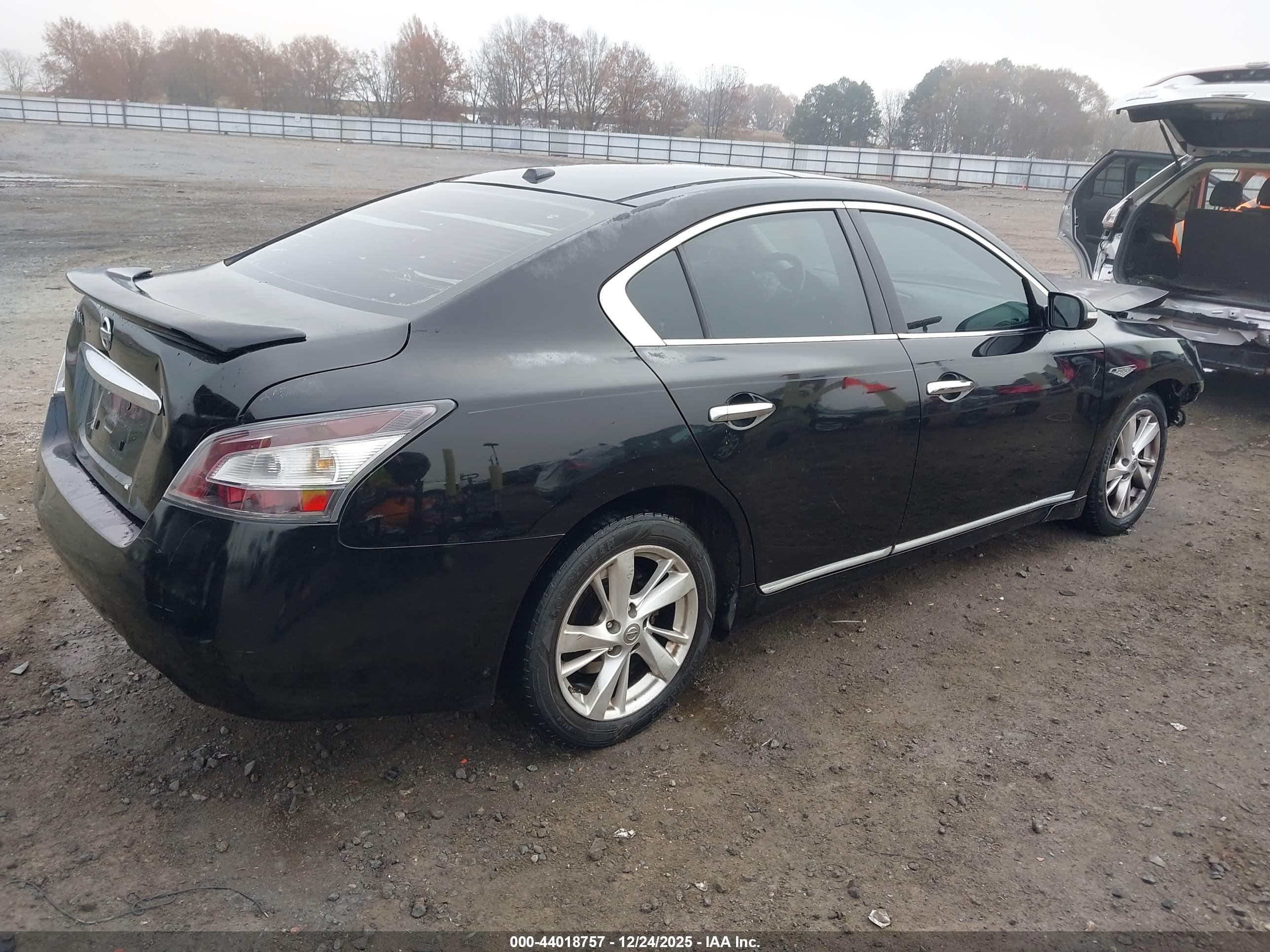 NISSAN MAXIMA image 4