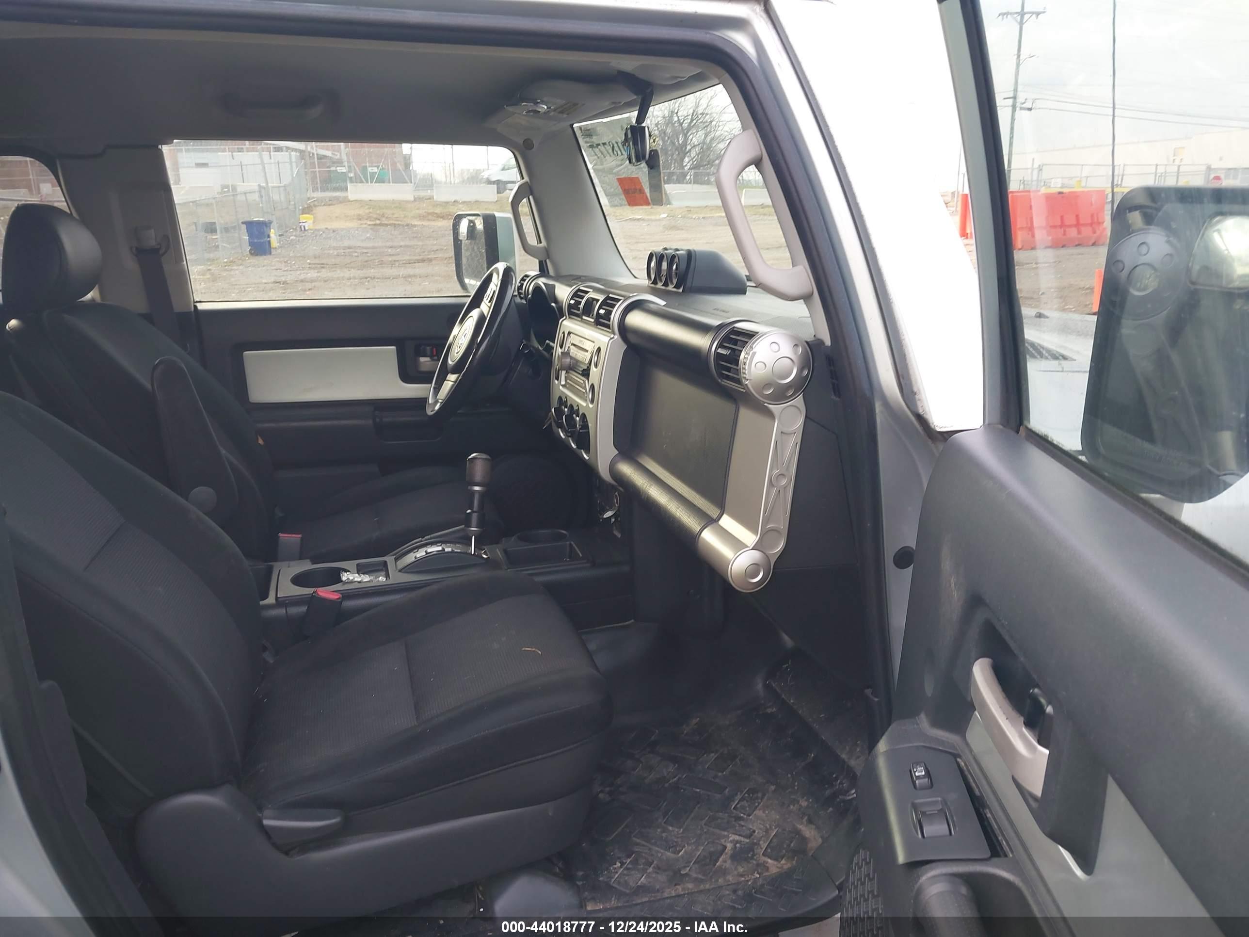 TOYOTA FJ image 5