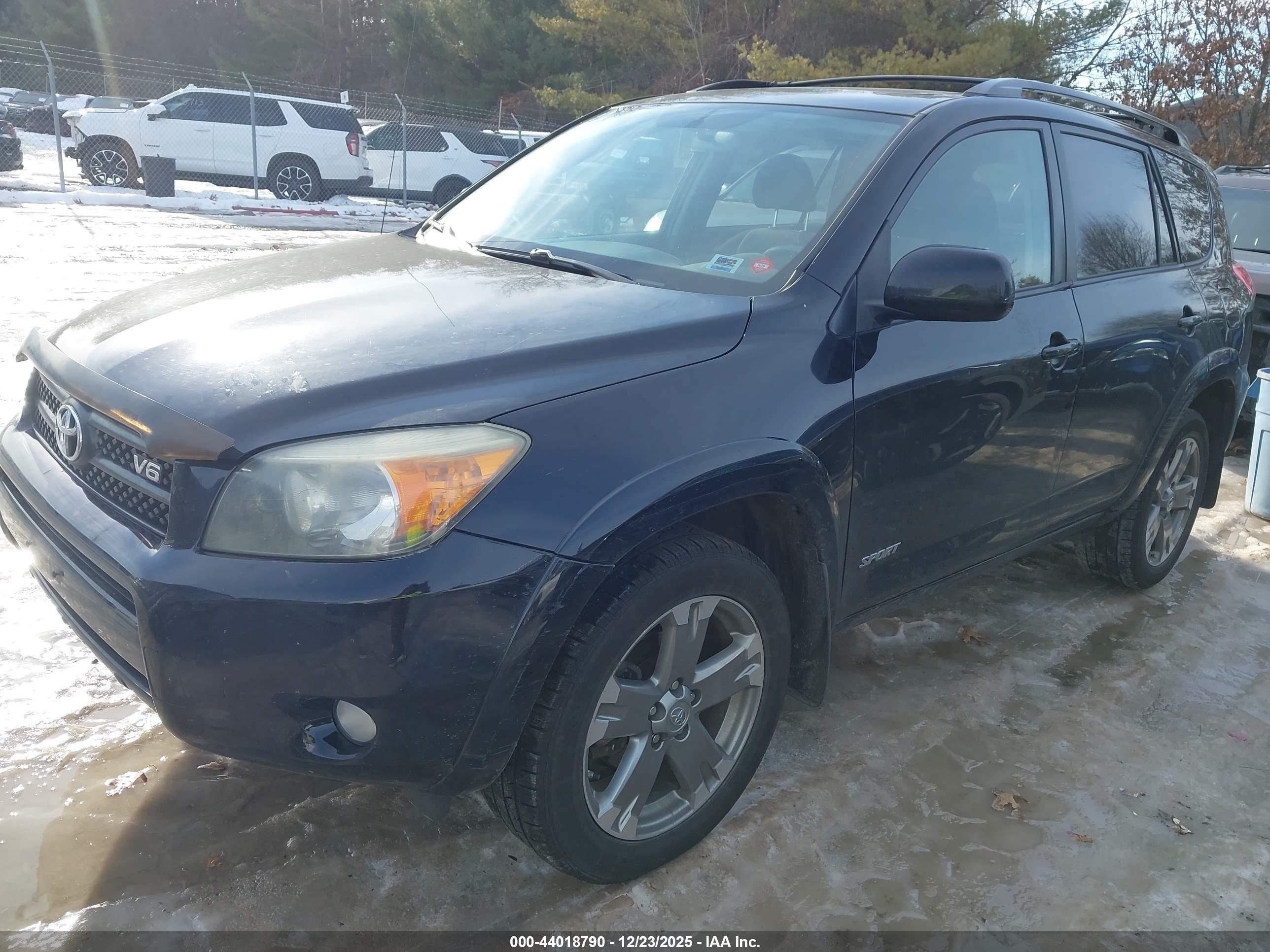 TOYOTA RAV4 image 2