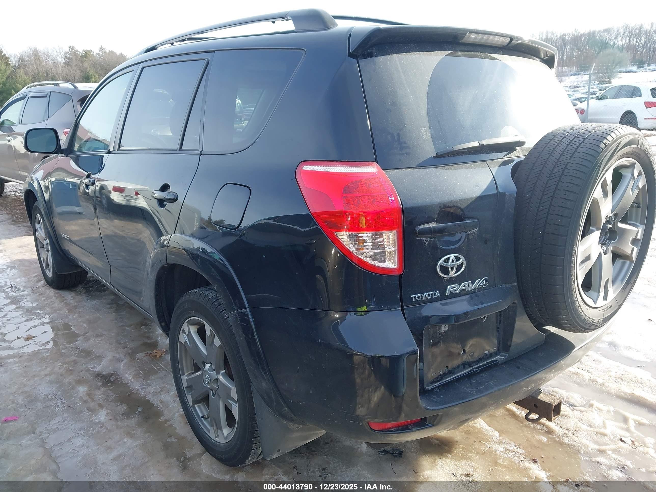TOYOTA RAV4 image 3