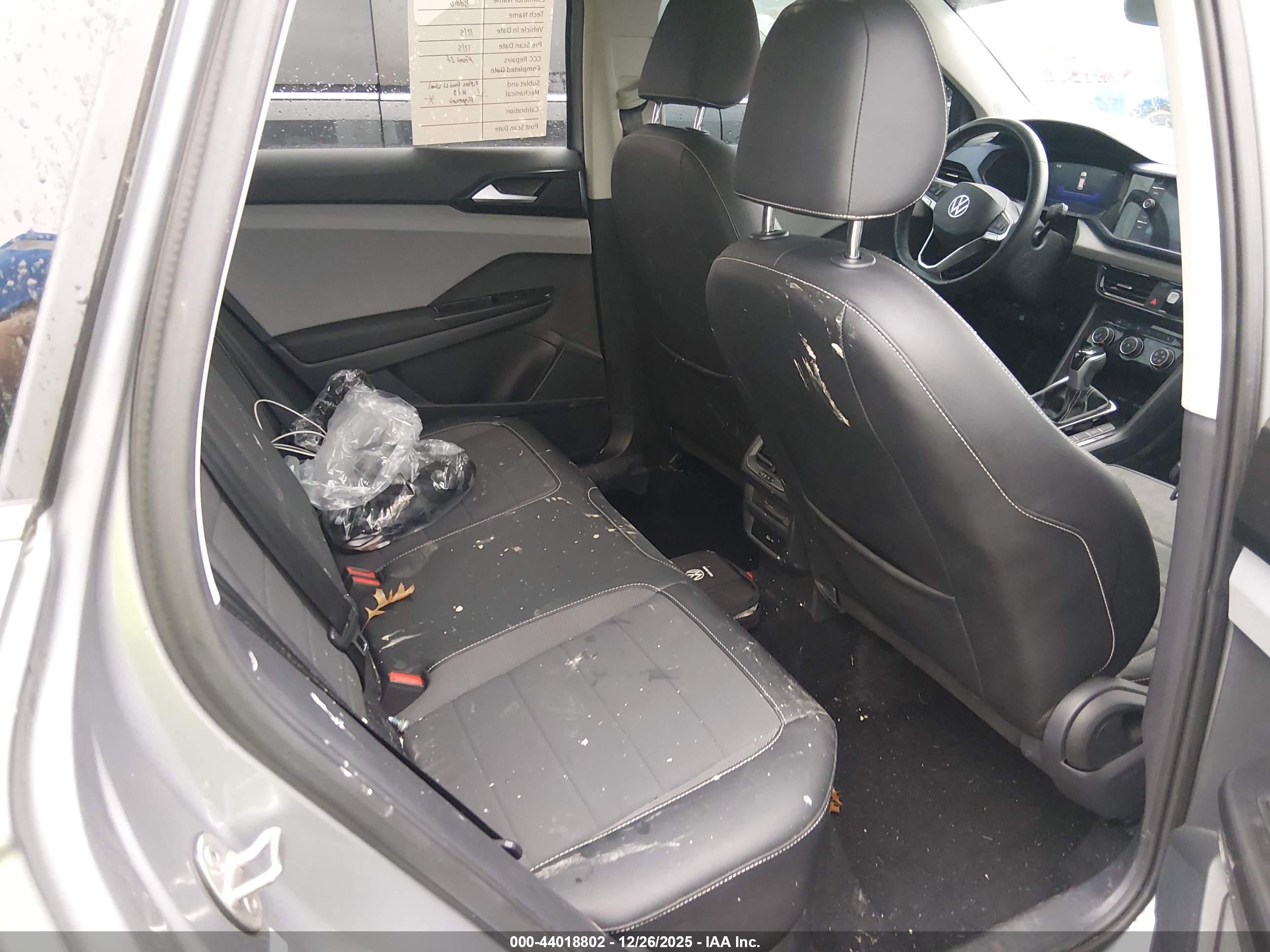 VOLKSWAGEN TAOS image 8