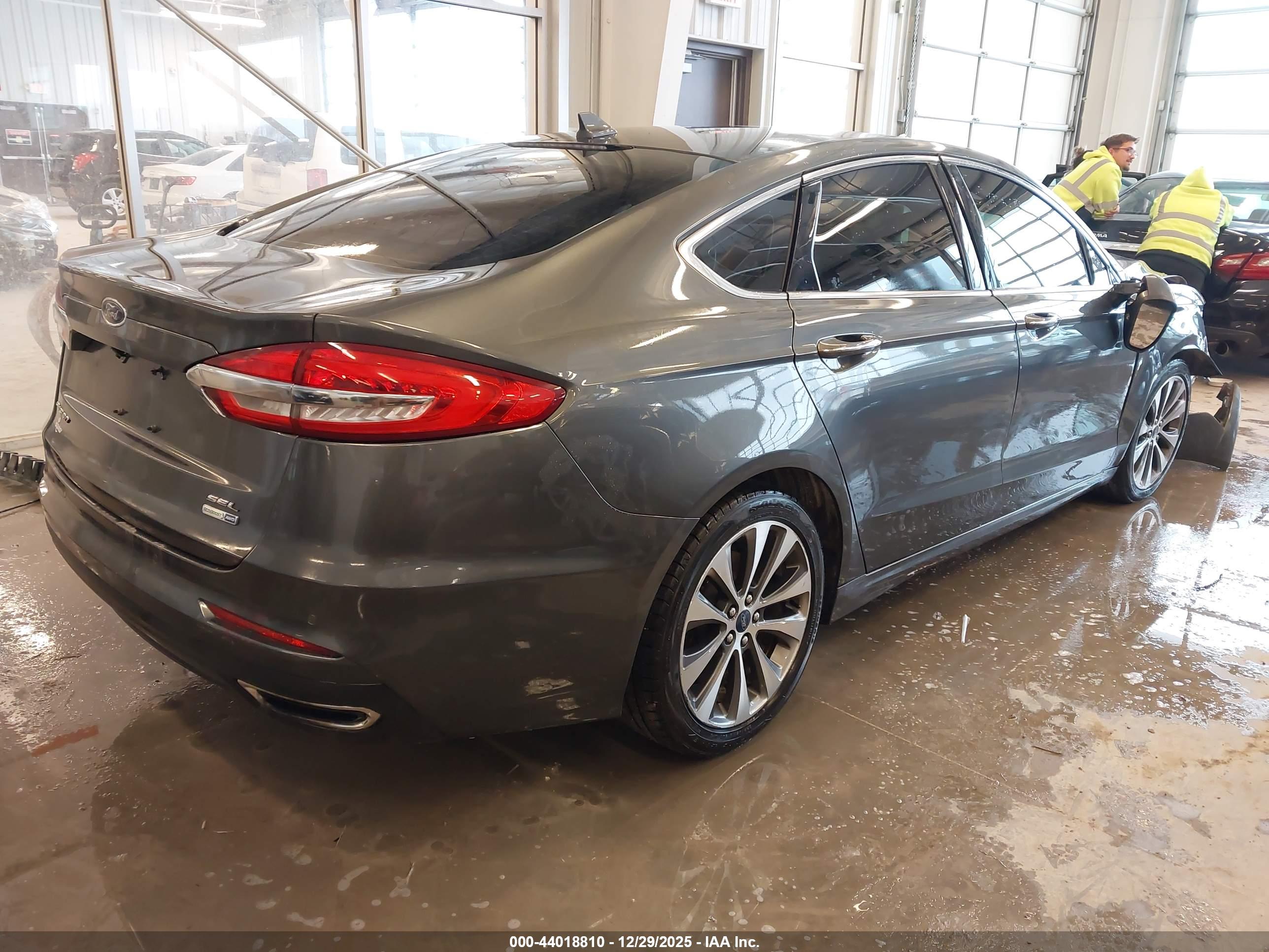 FORD FUSION image 4
