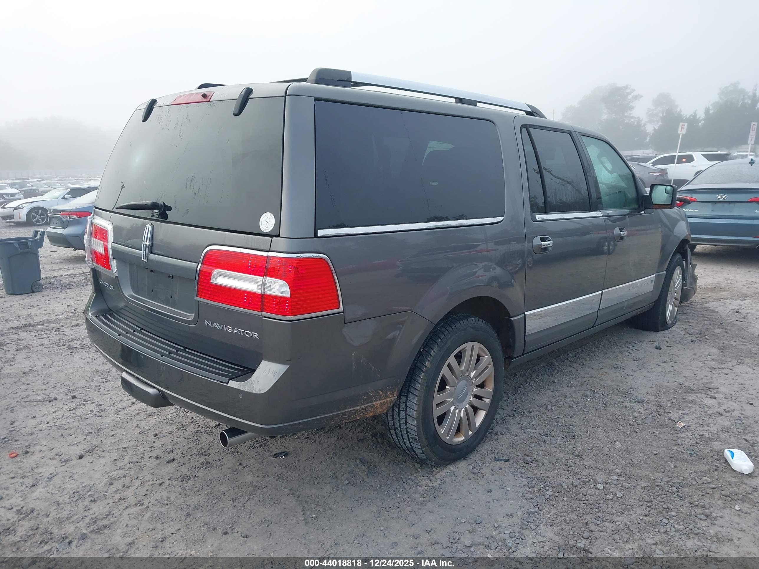 LINCOLN NAVIGATOR image 4