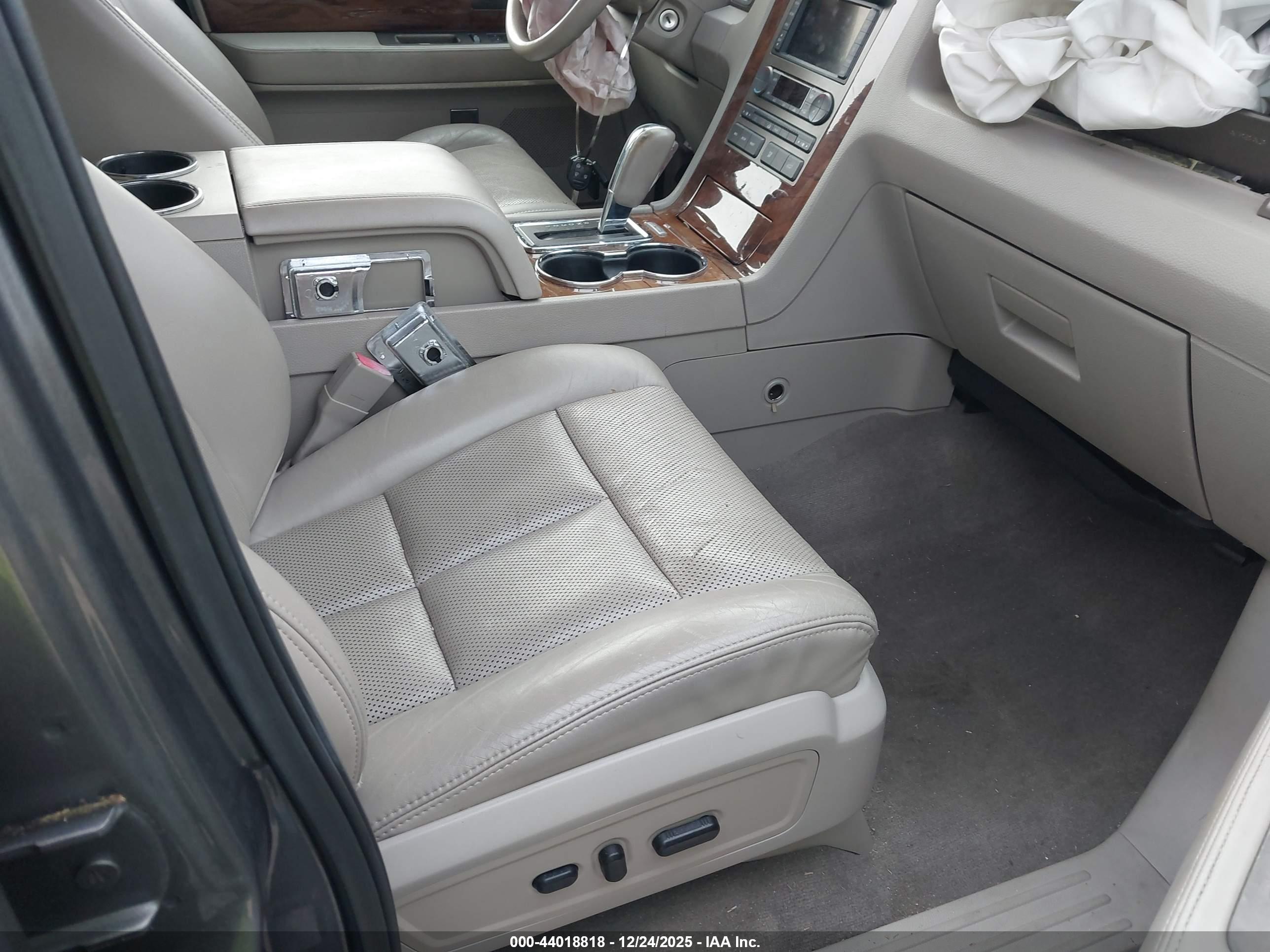 LINCOLN NAVIGATOR image 5