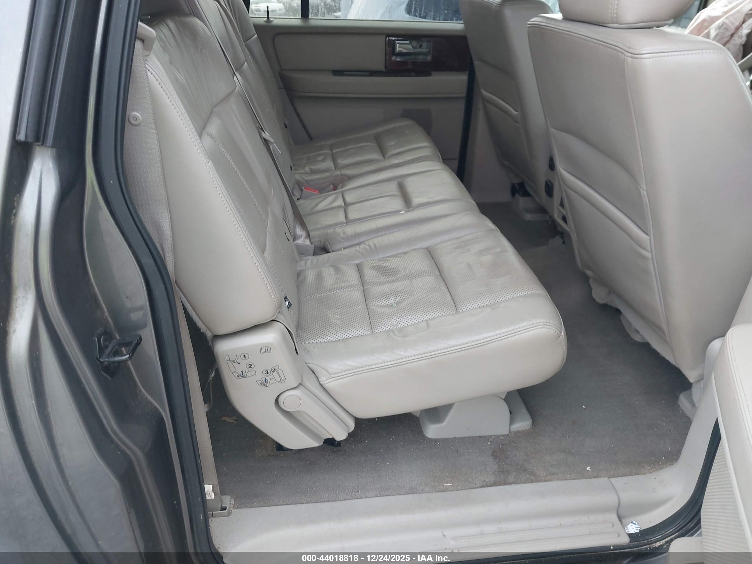 LINCOLN NAVIGATOR image 8