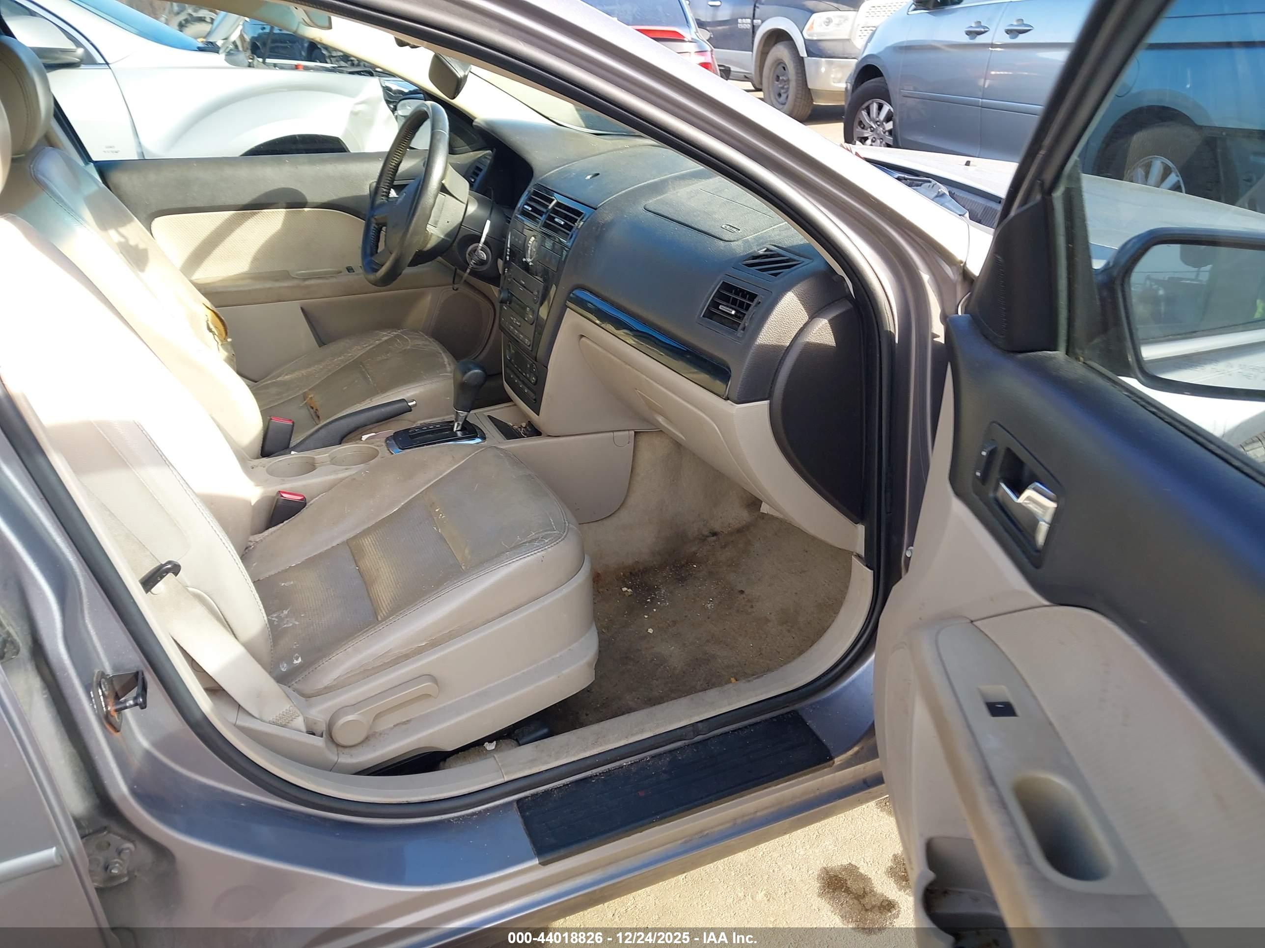 FORD FUSION image 5