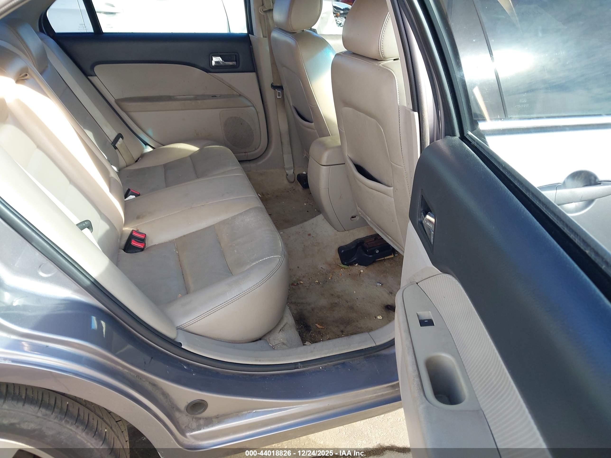 FORD FUSION image 8