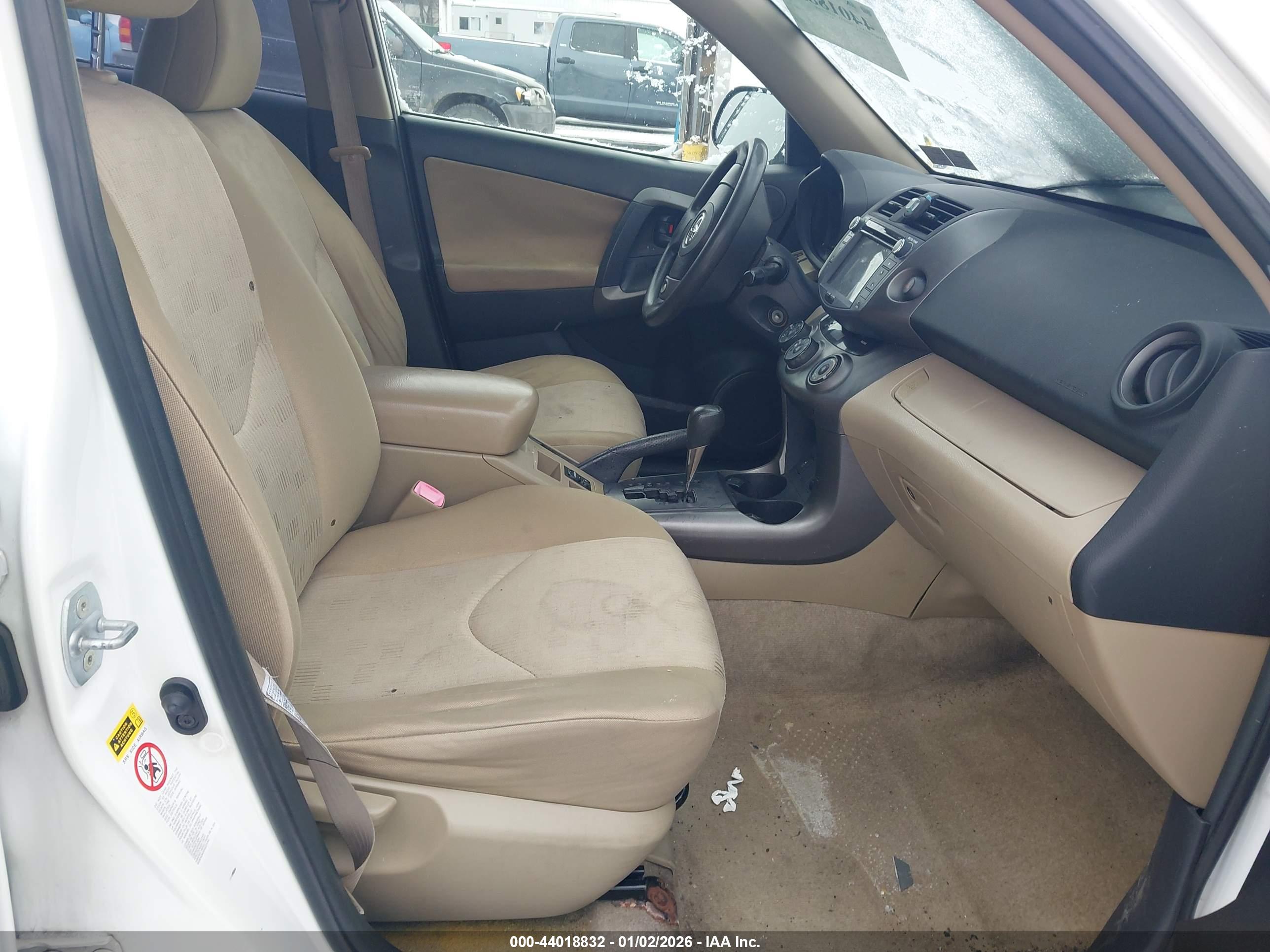 TOYOTA RAV4 image 5