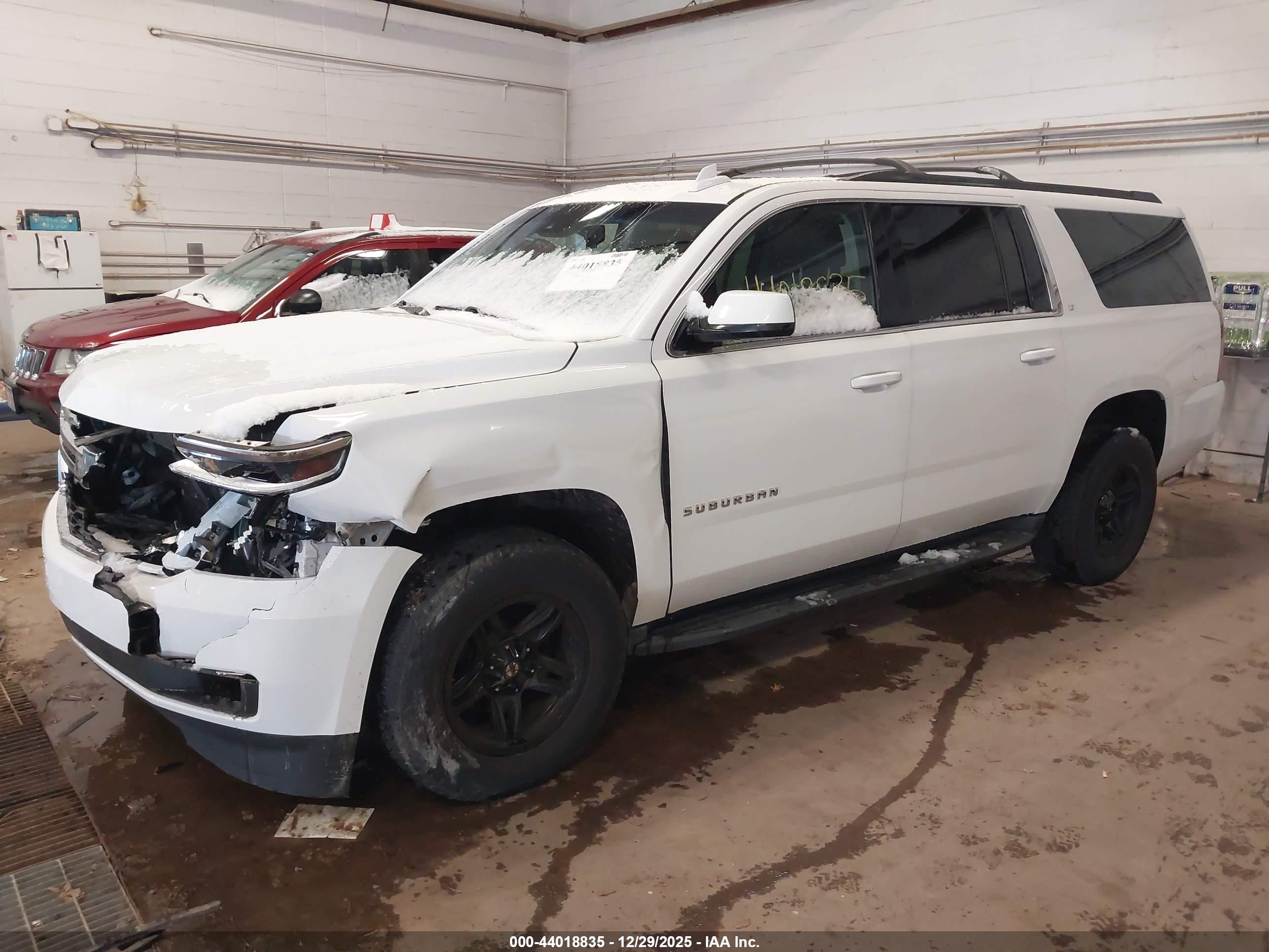 CHEVROLET SUBURBAN image 2