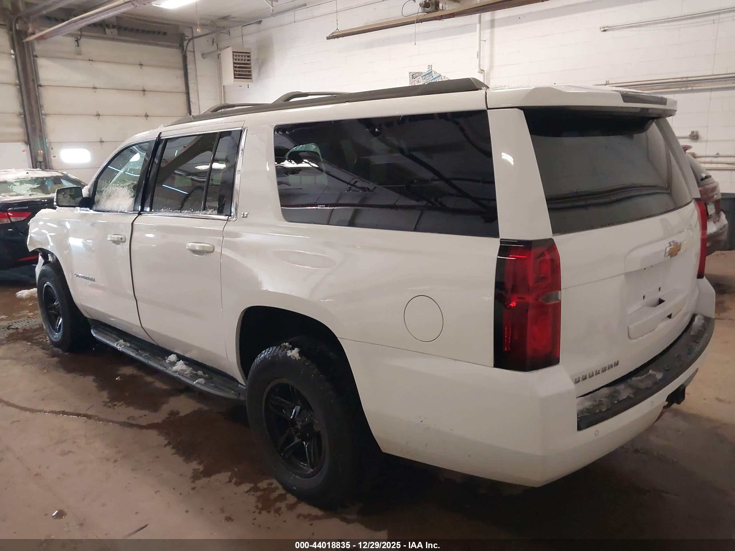 CHEVROLET SUBURBAN image 3