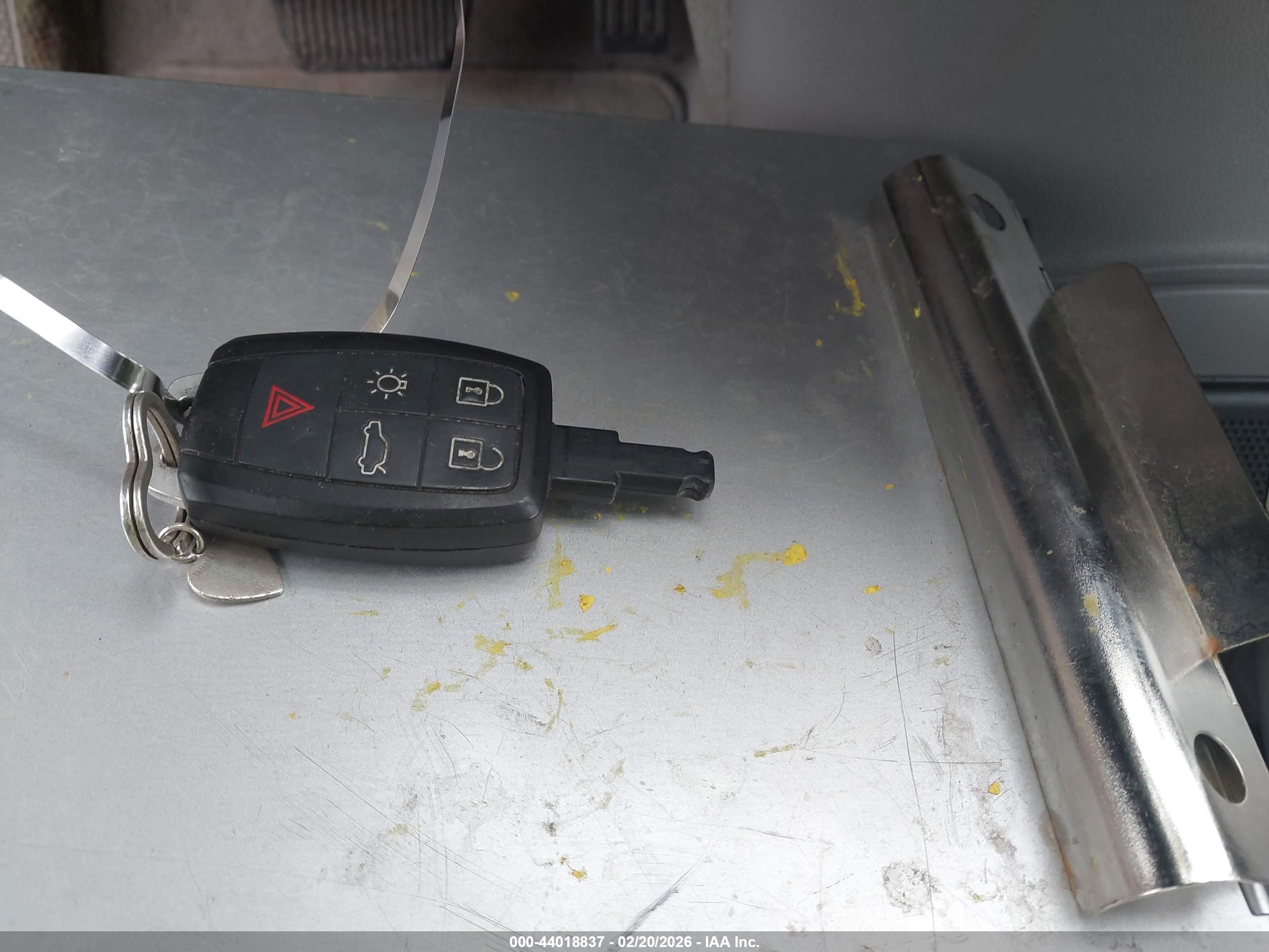VOLVO C70 image 11