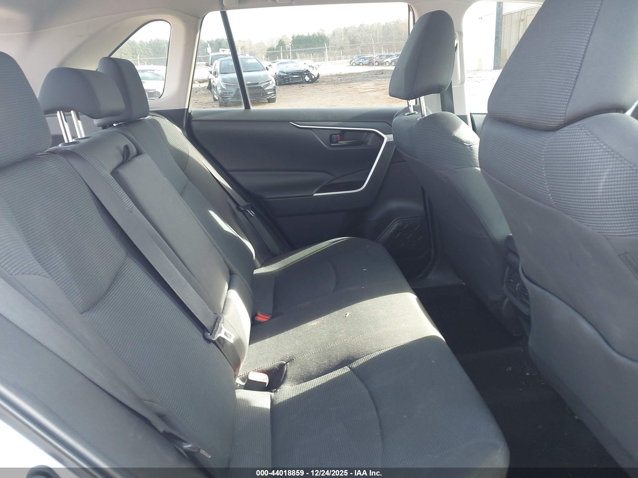 TOYOTA RAV4 image 8