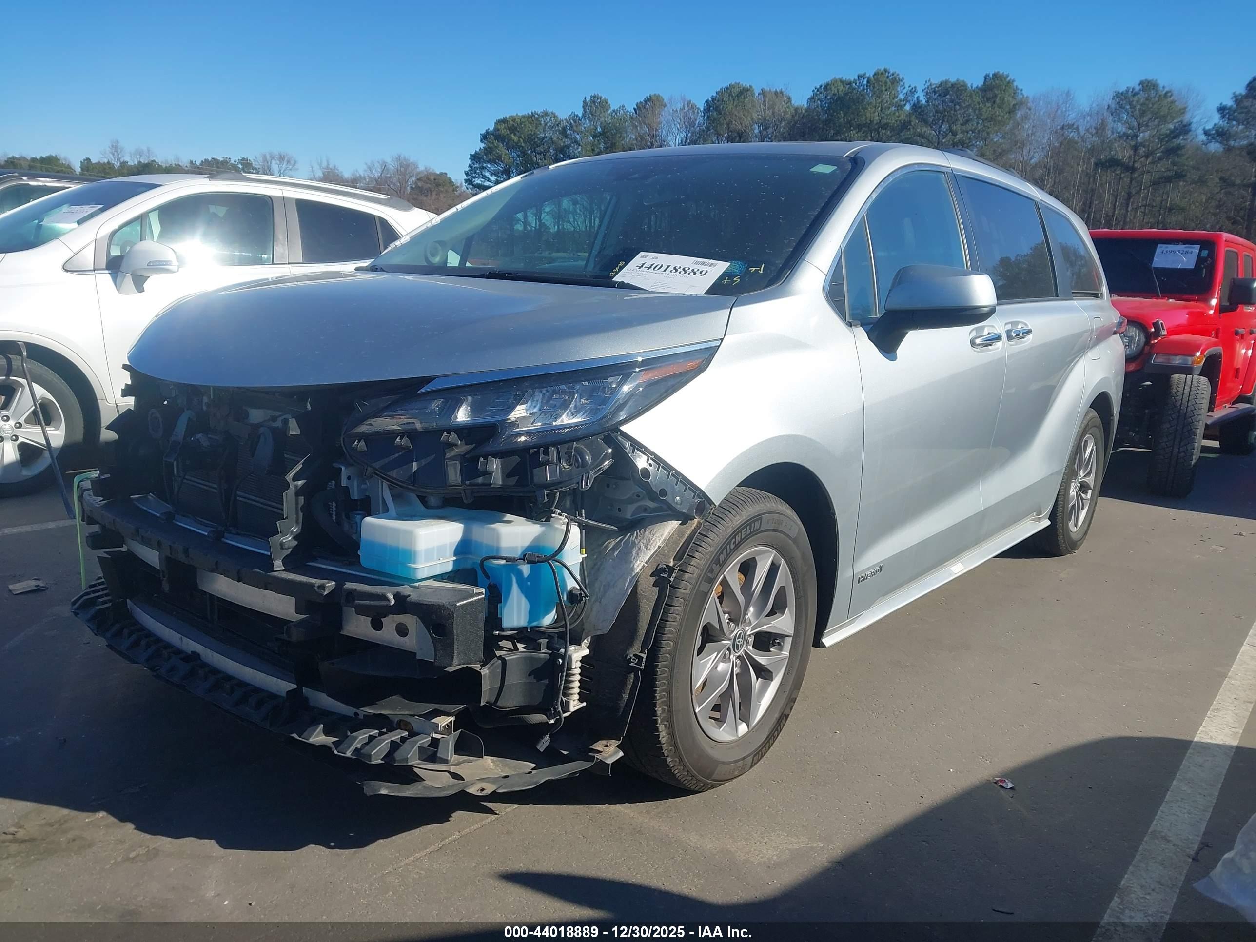 TOYOTA SIENNA image 2