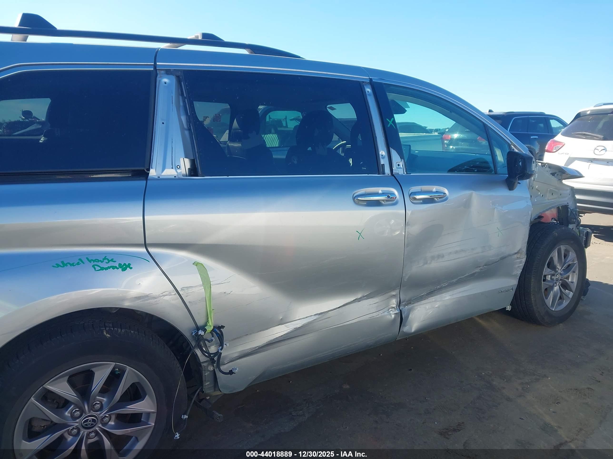 TOYOTA SIENNA image 6