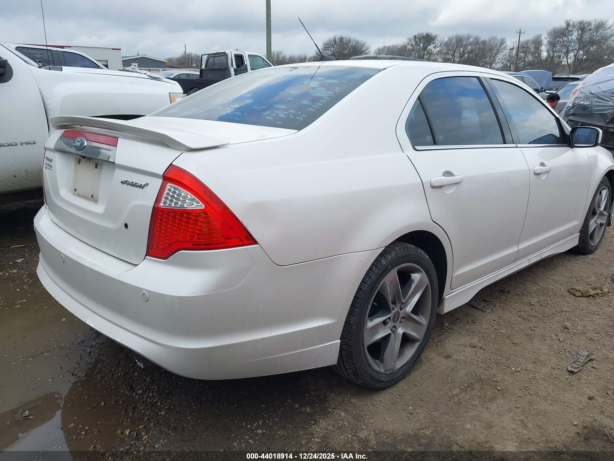 FORD FUSION image 4
