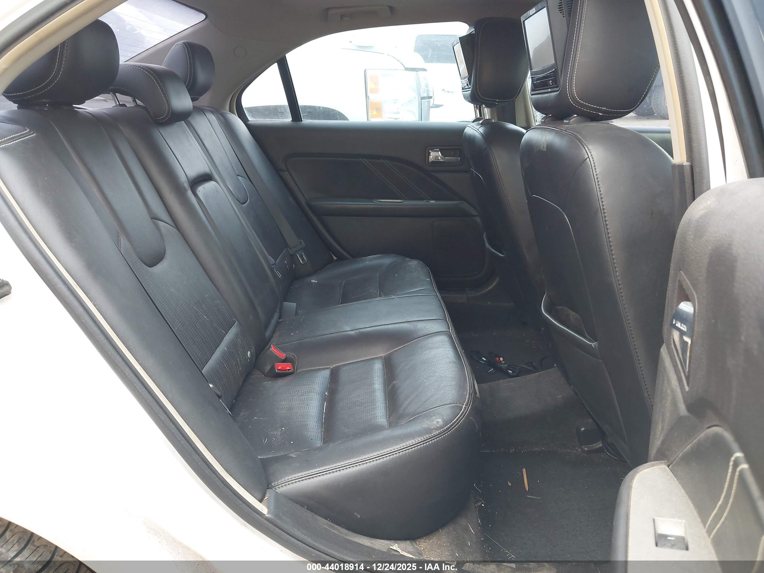 FORD FUSION image 8