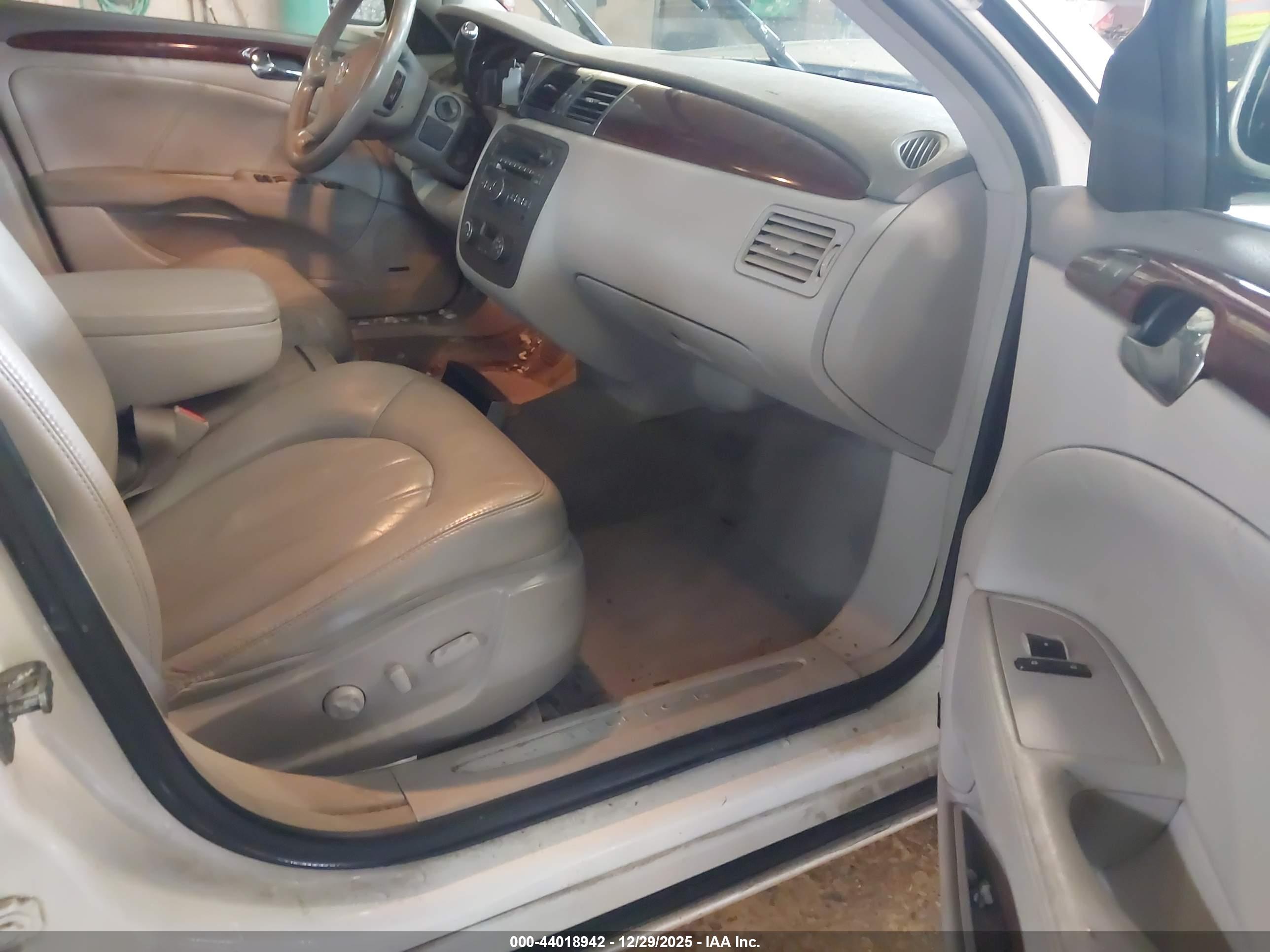 BUICK LUCERNE image 5
