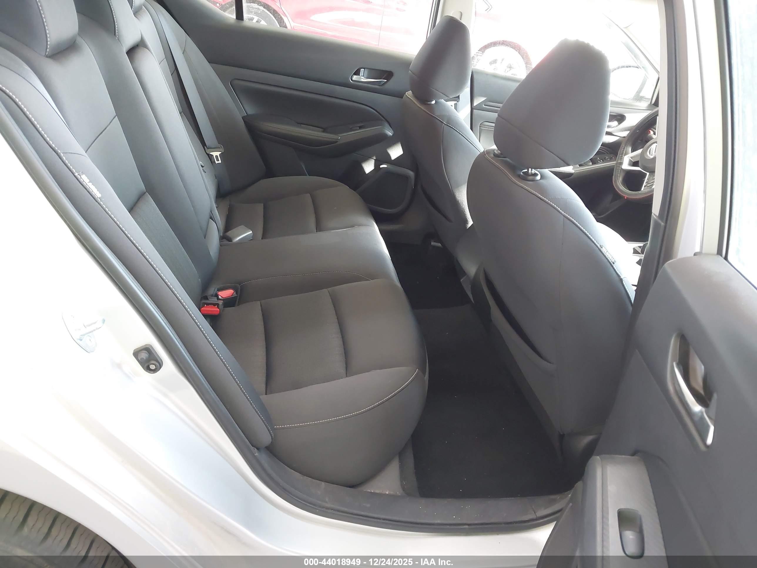 NISSAN ALTIMA image 8