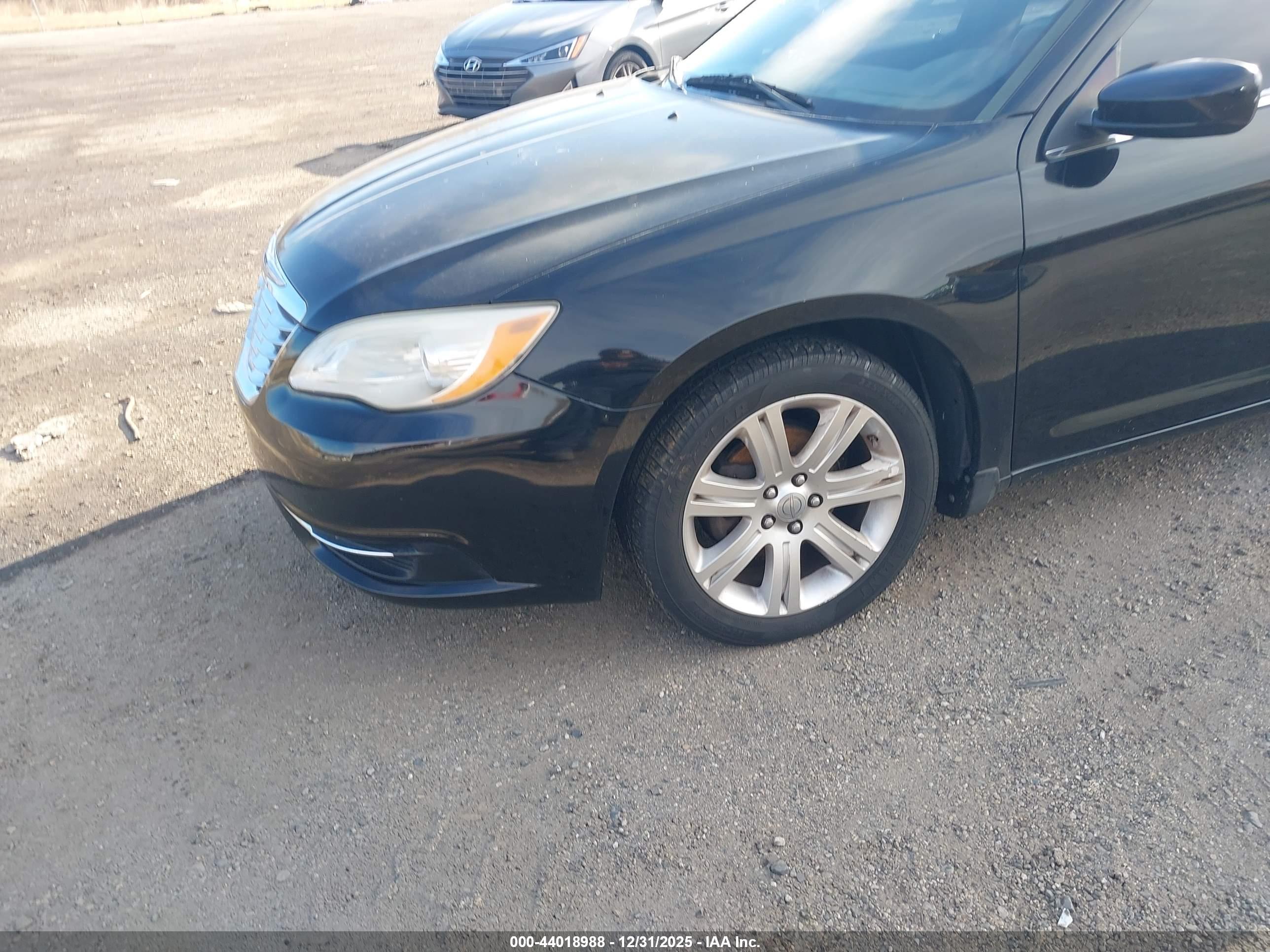 CHRYSLER 200 image 6