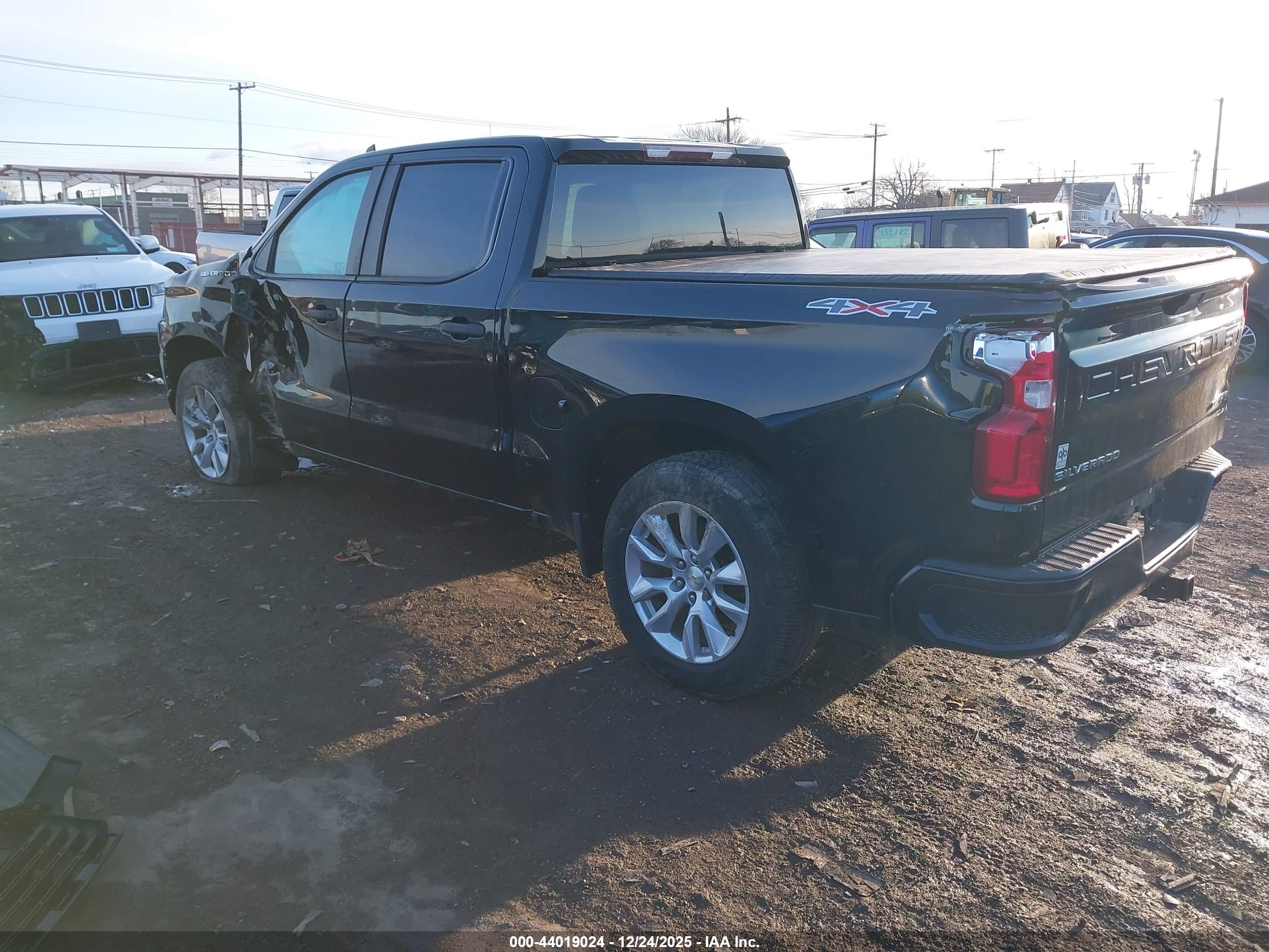 CHEVROLET SILVERADO image 3