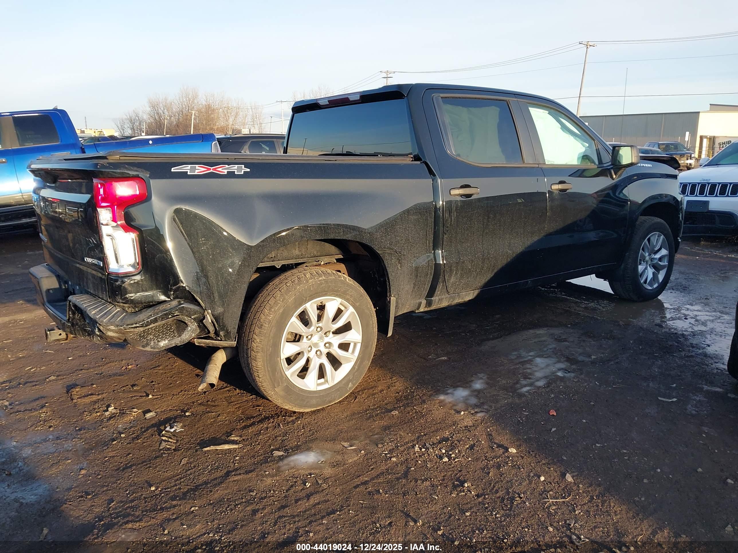 CHEVROLET SILVERADO image 4