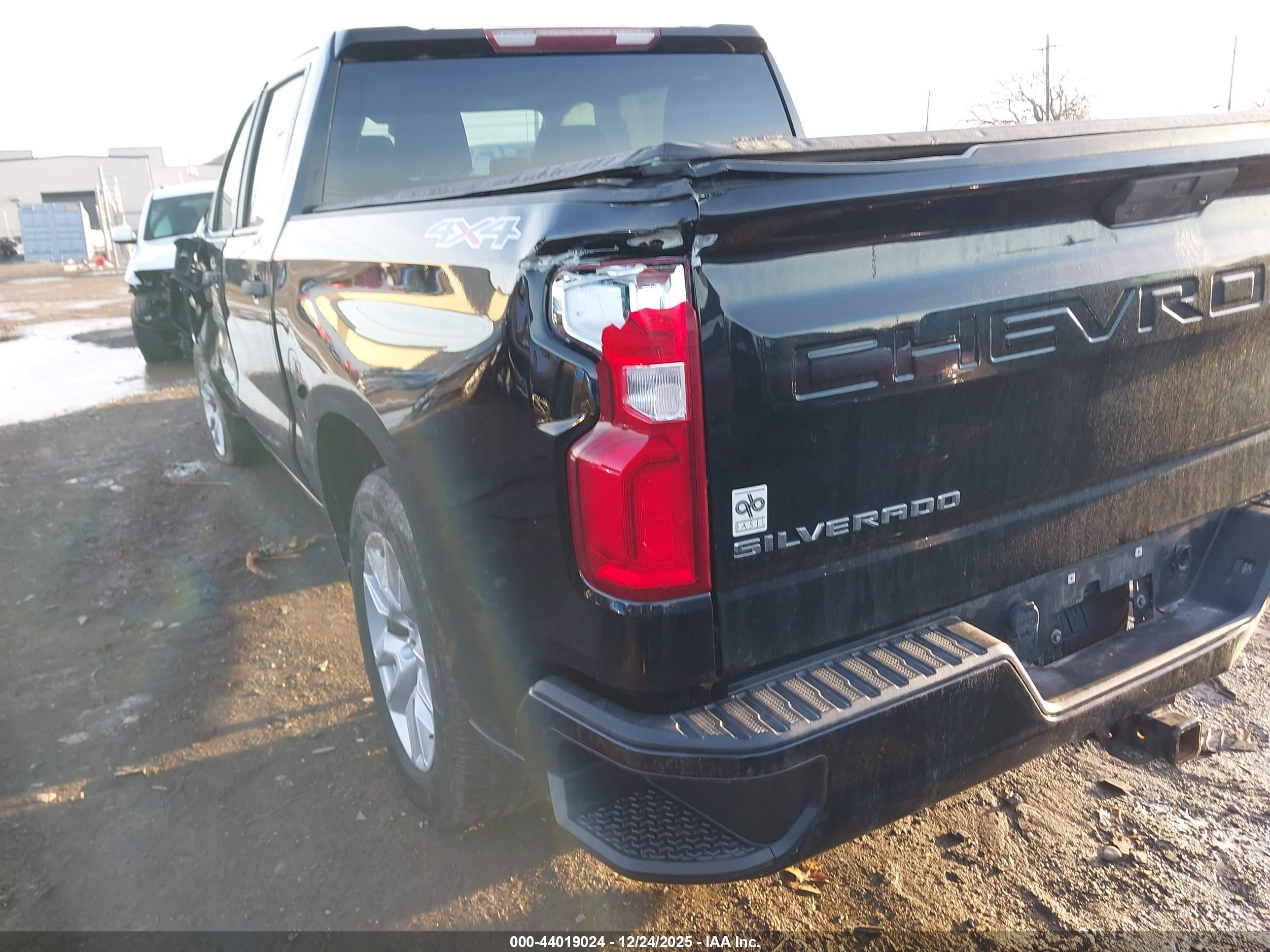 CHEVROLET SILVERADO image 6