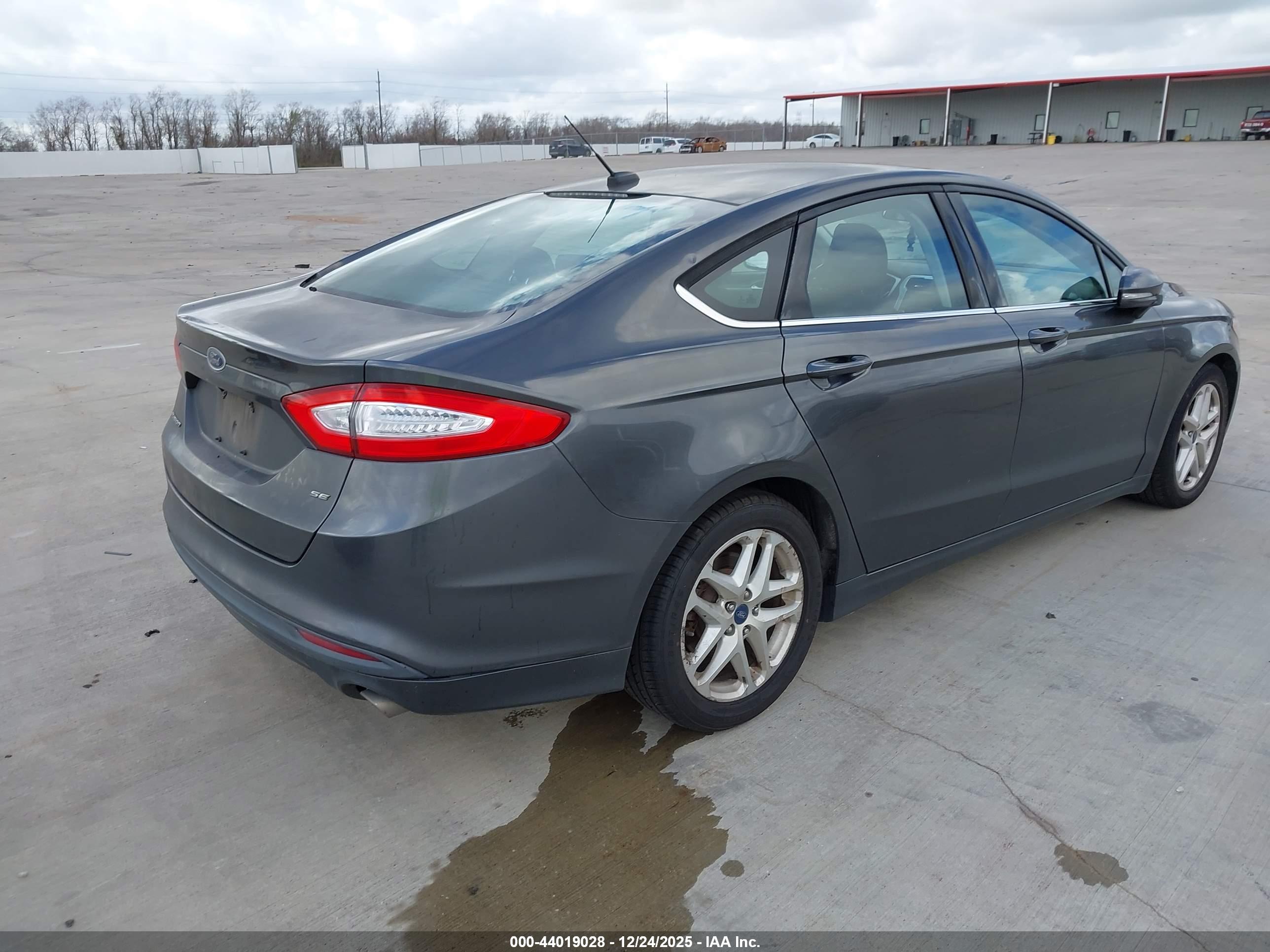 FORD FUSION image 4