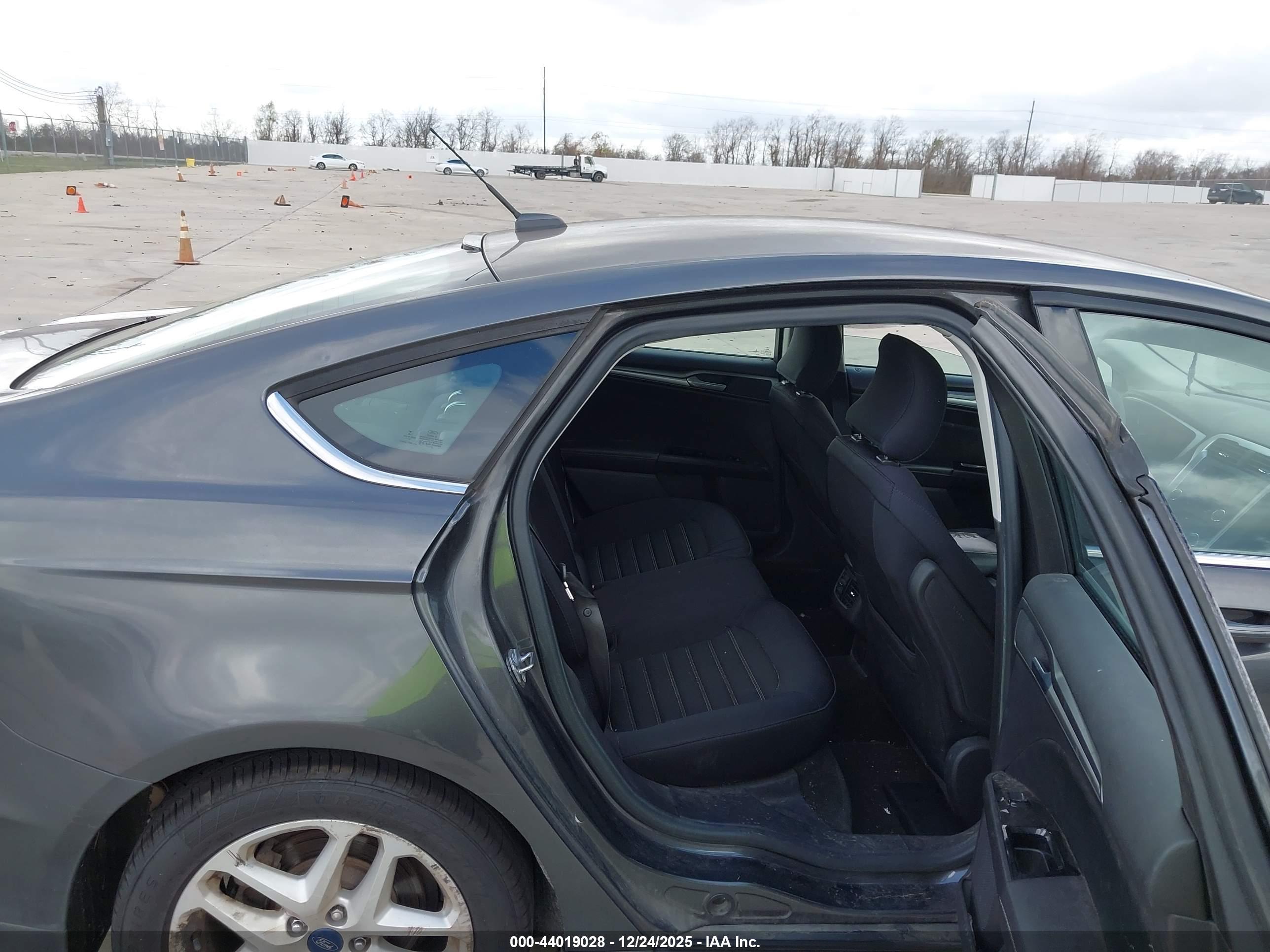 FORD FUSION image 8