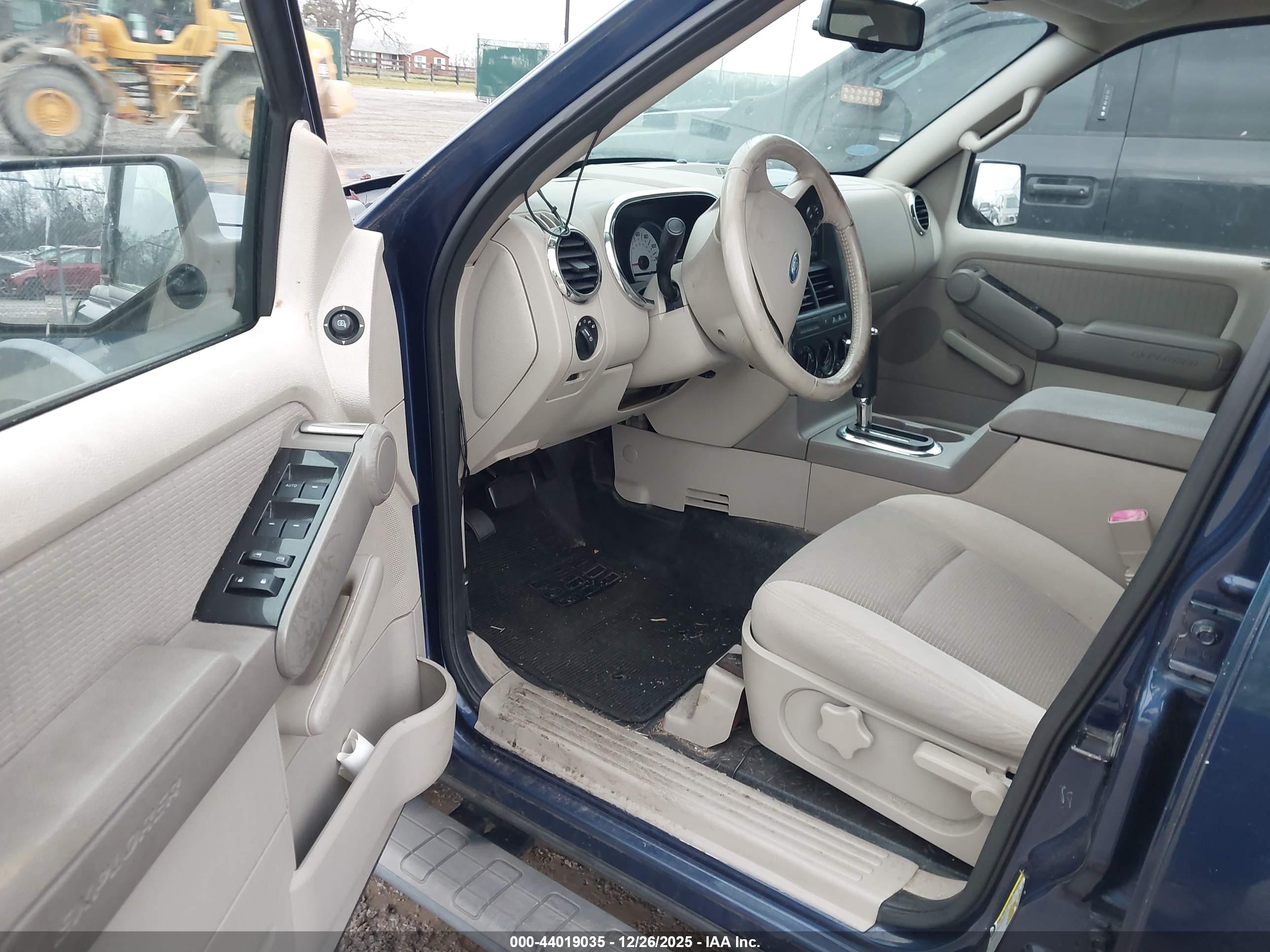 FORD EXPLORER image 5