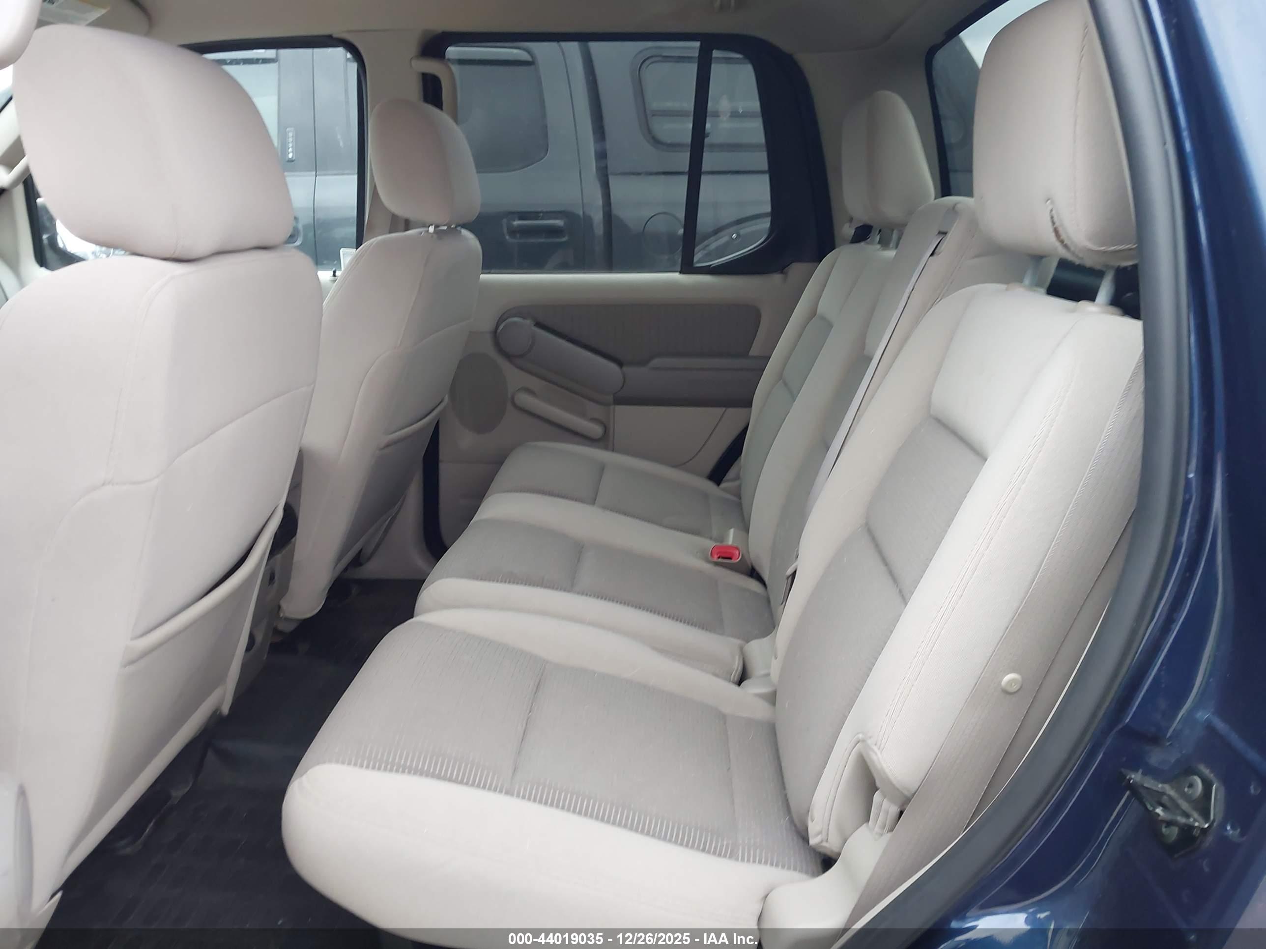 FORD EXPLORER image 8