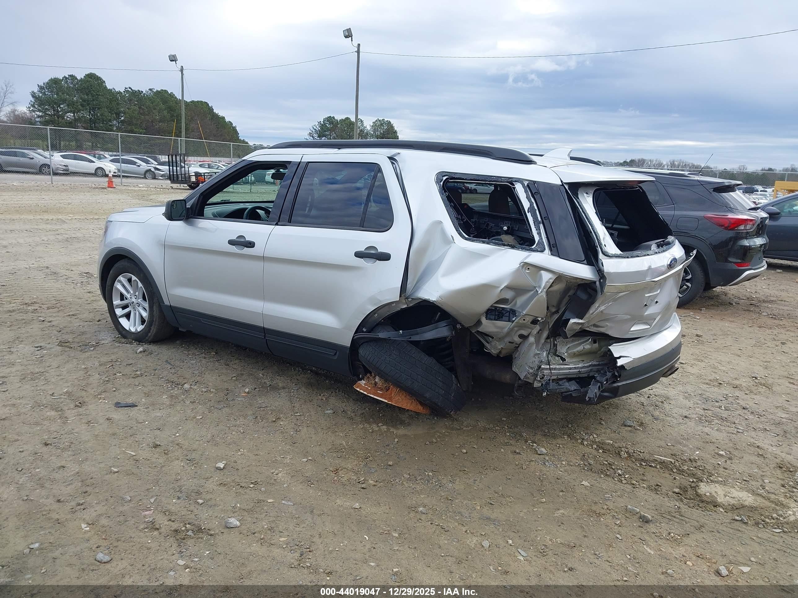 FORD EXPLORER image 3