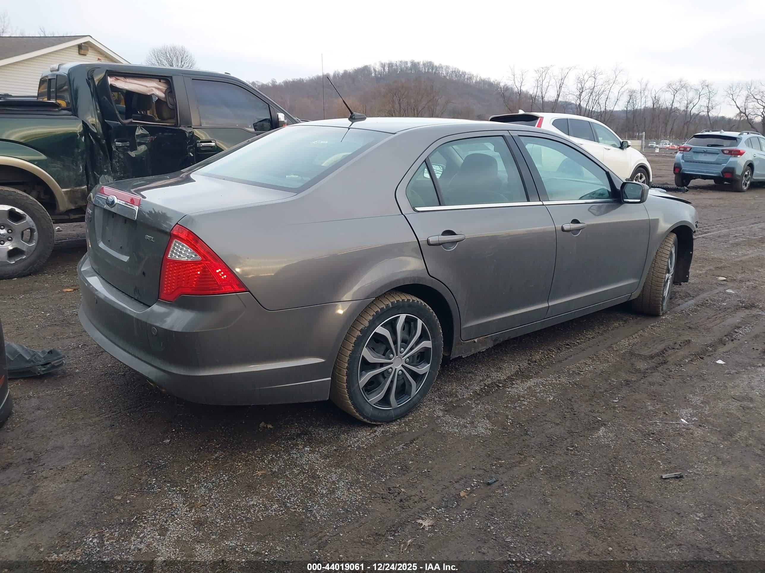 FORD FUSION image 4