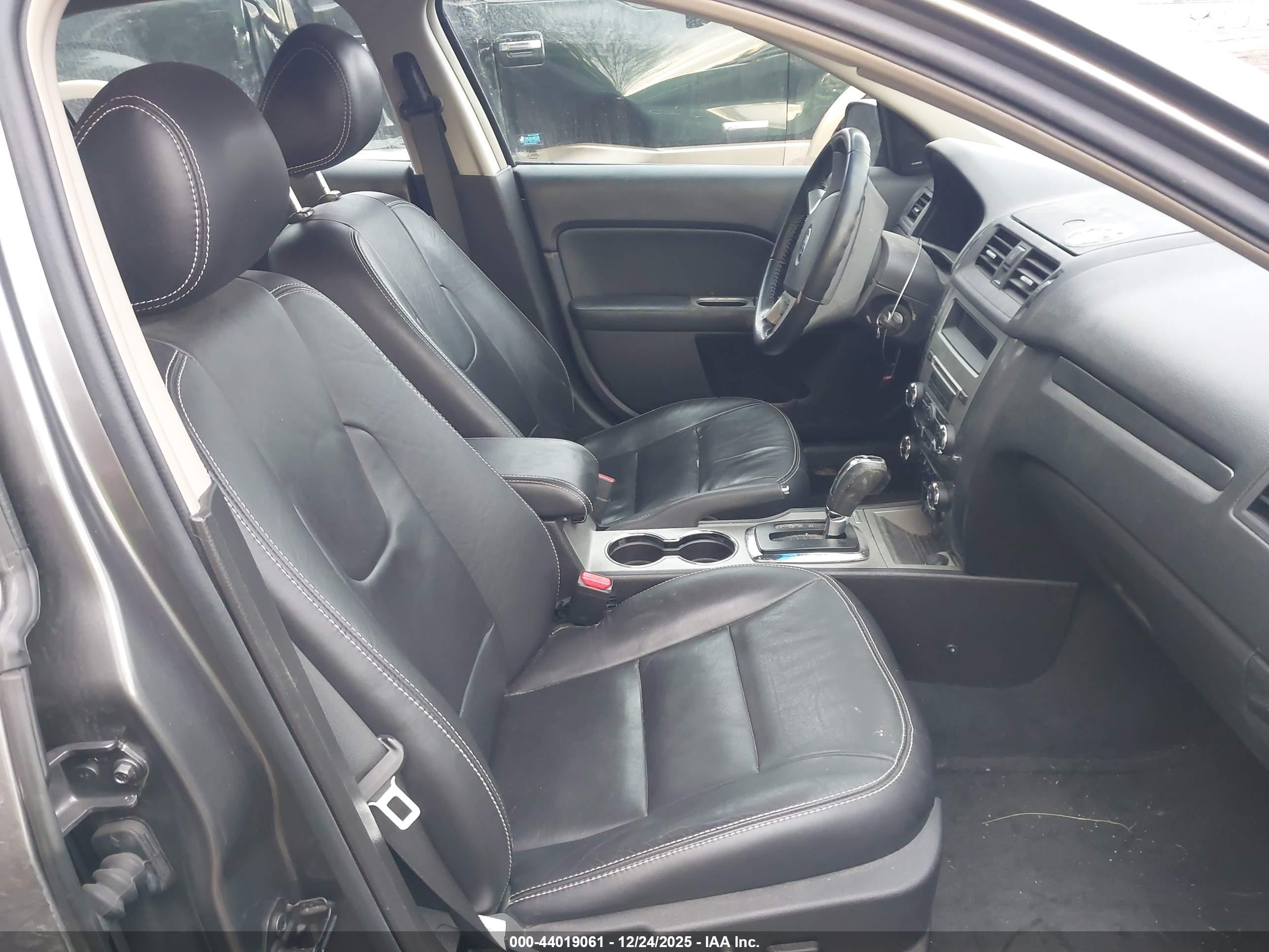 FORD FUSION image 5