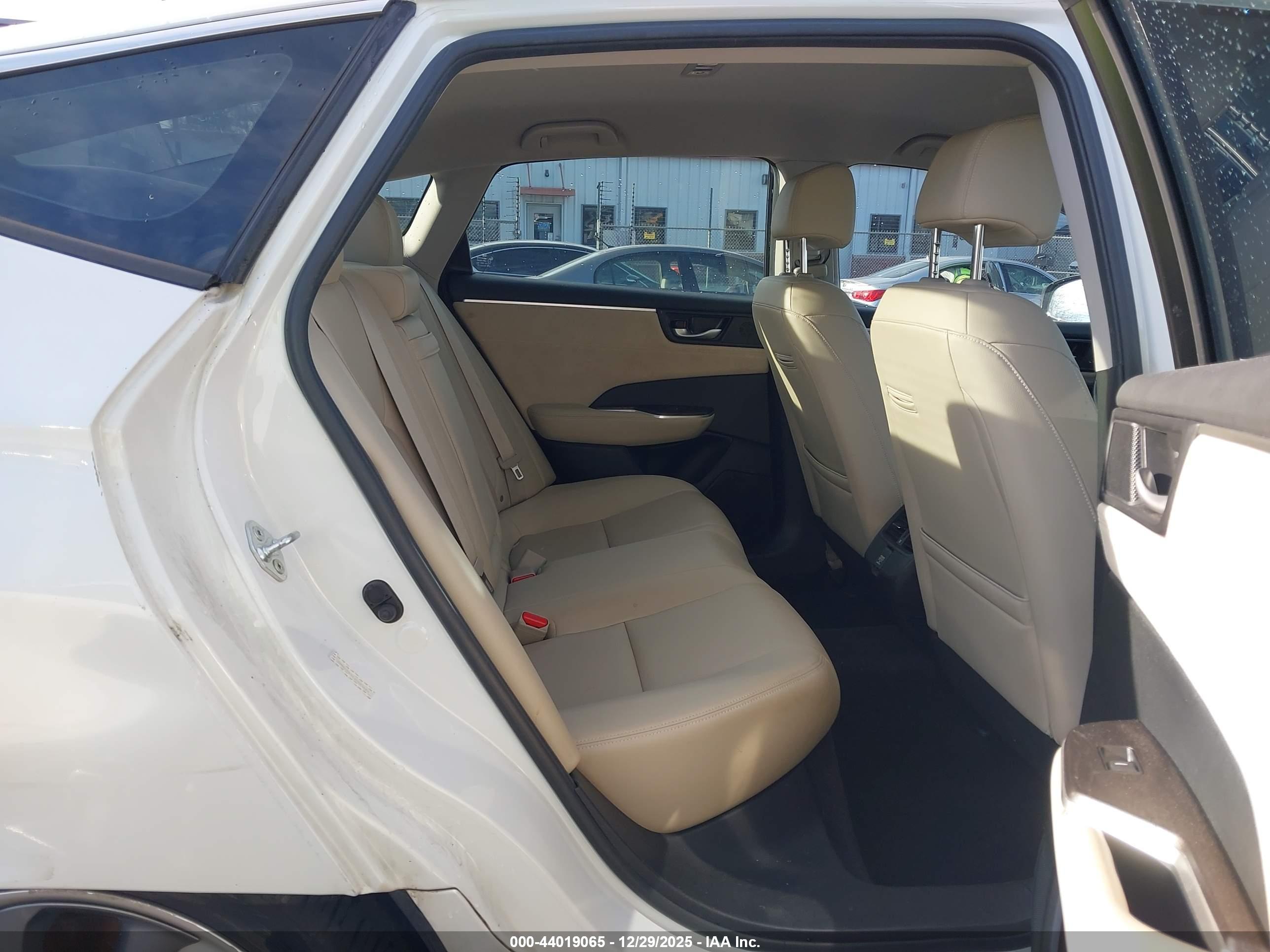 HONDA CLARITY image 8