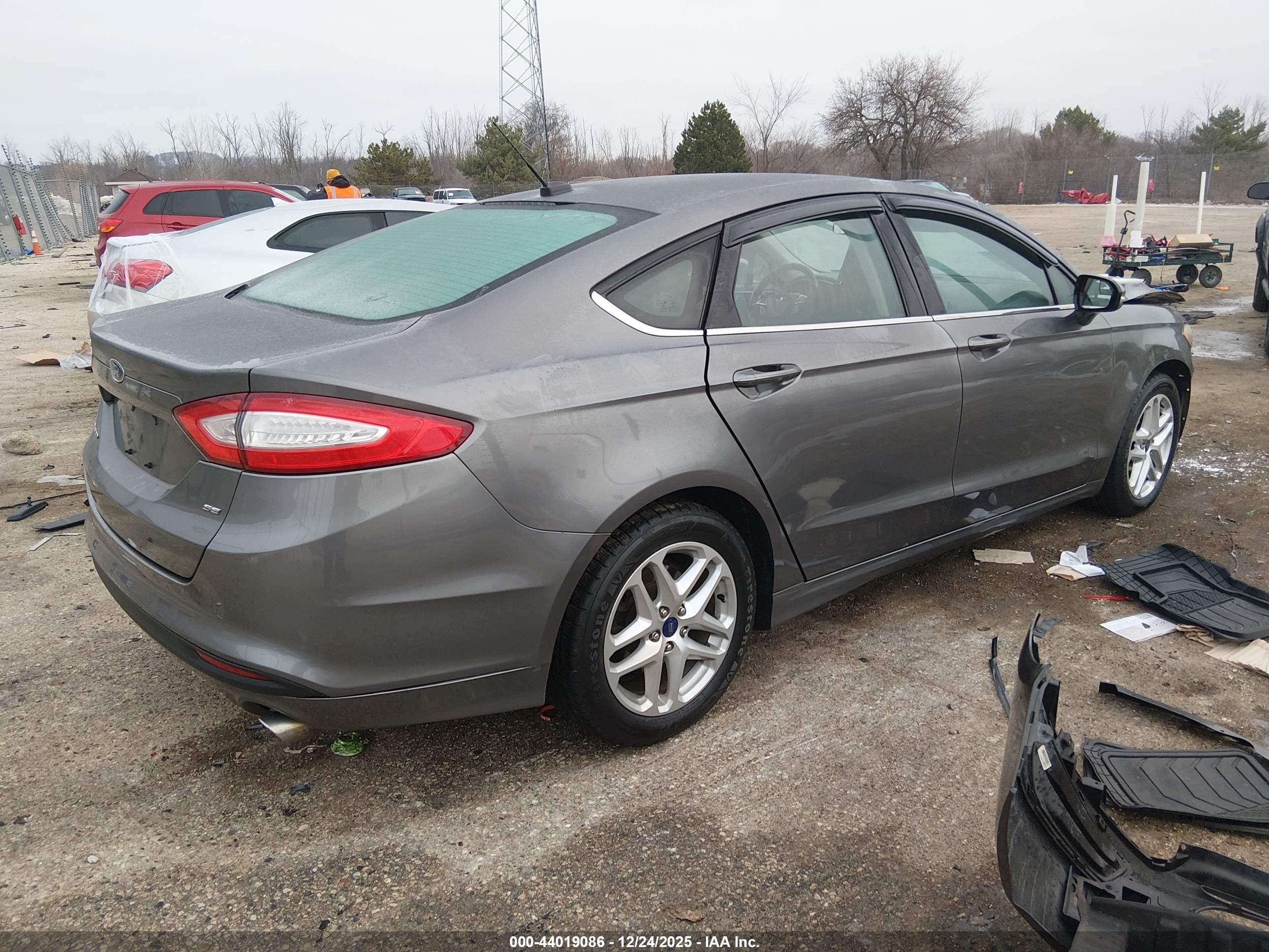 FORD FUSION image 4