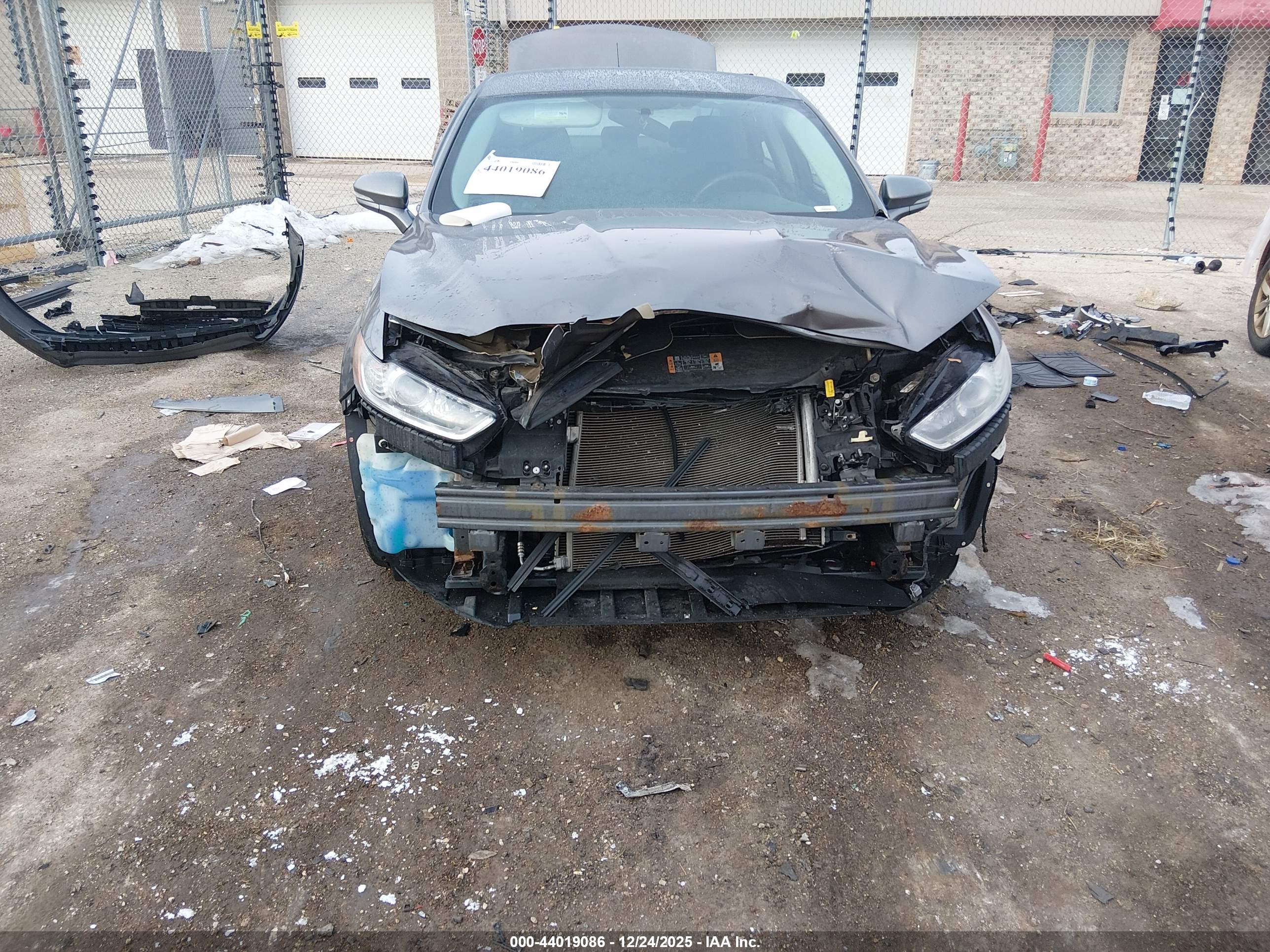FORD FUSION image 6