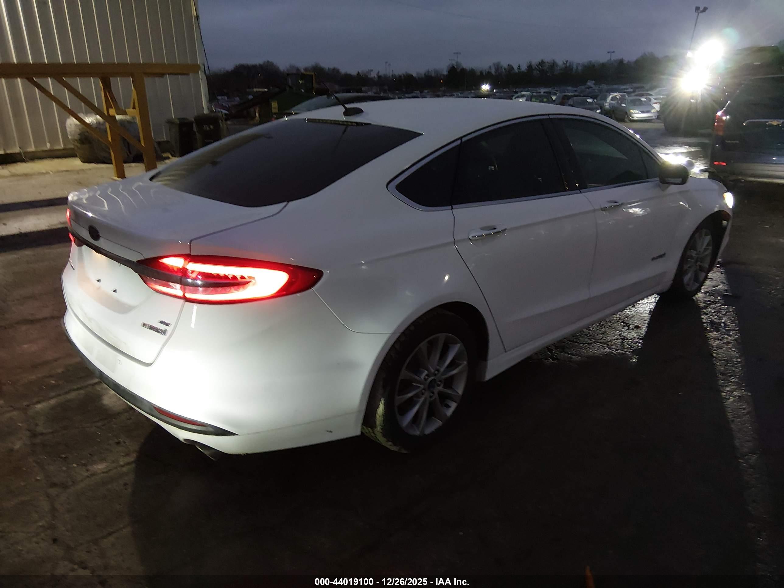 FORD FUSION image 4