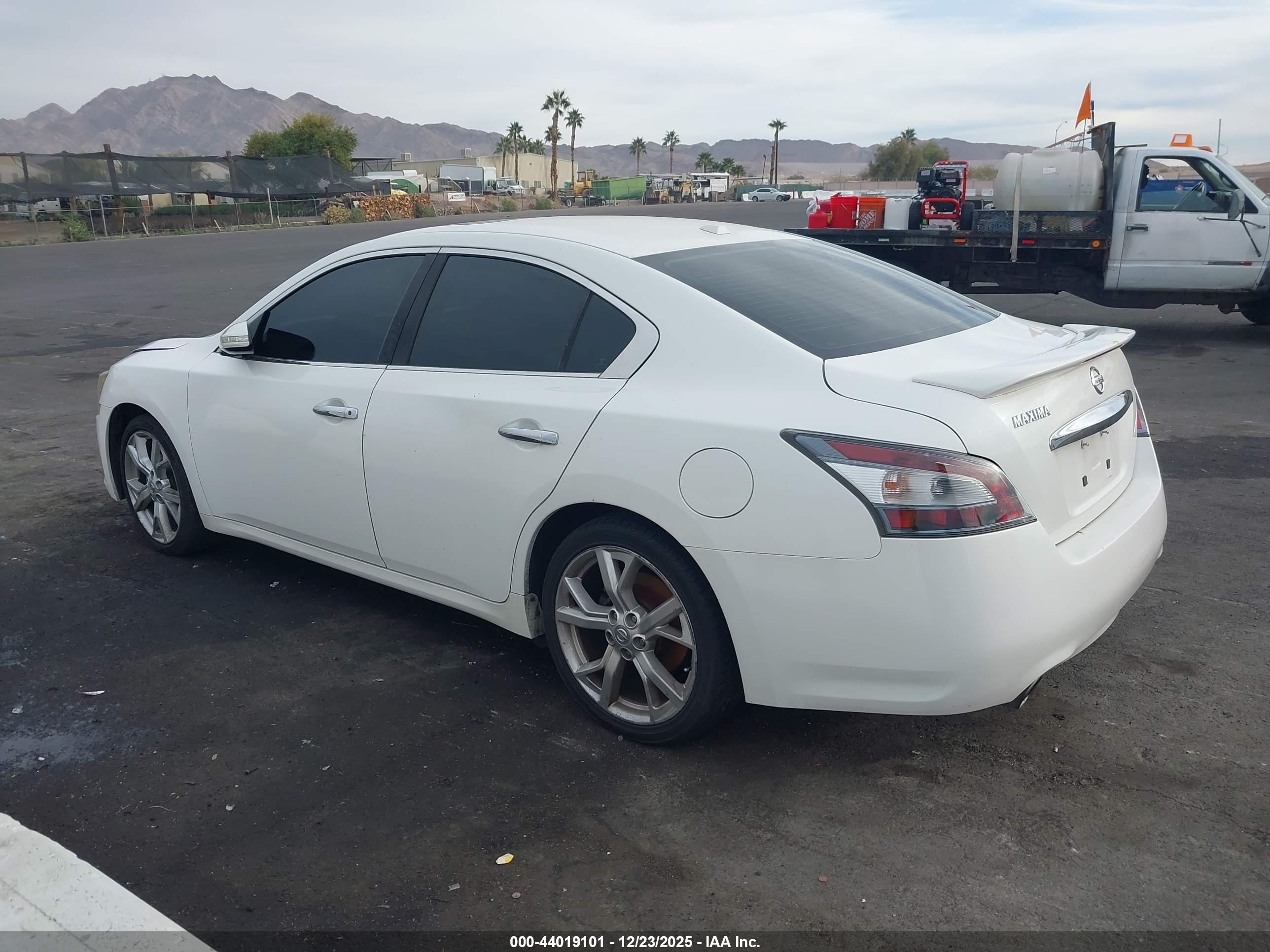 NISSAN MAXIMA image 3