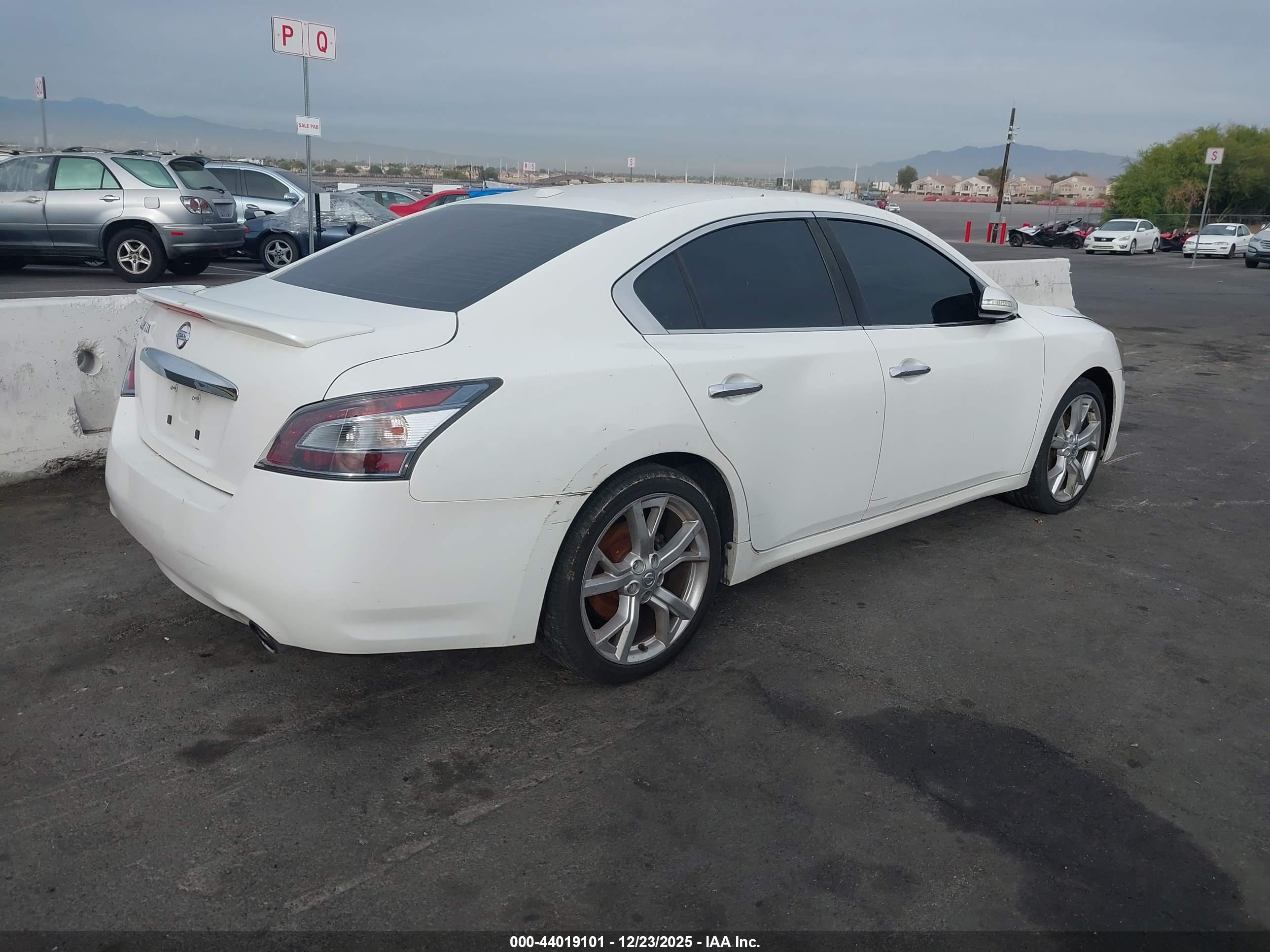 NISSAN MAXIMA image 4