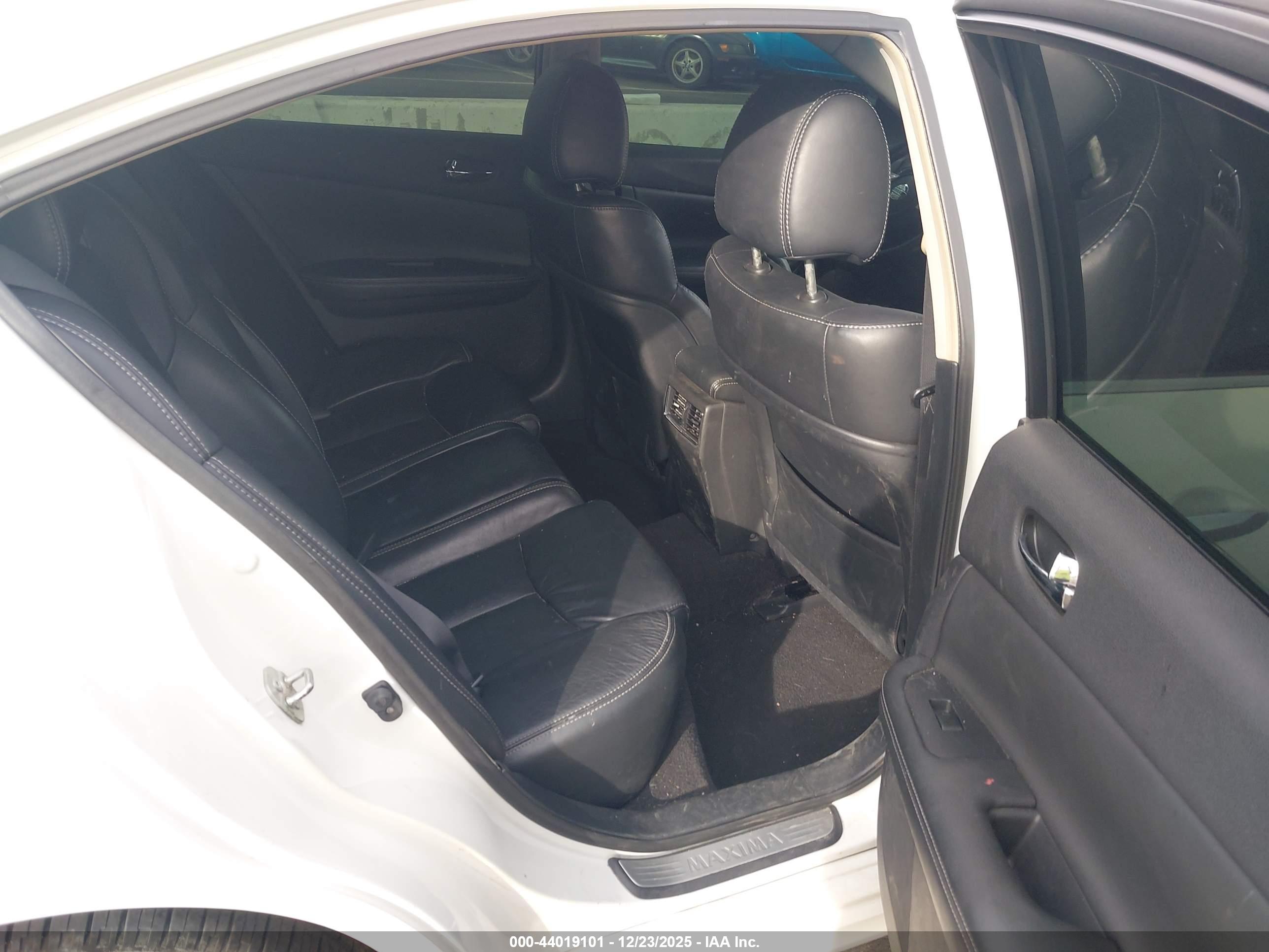 NISSAN MAXIMA image 8