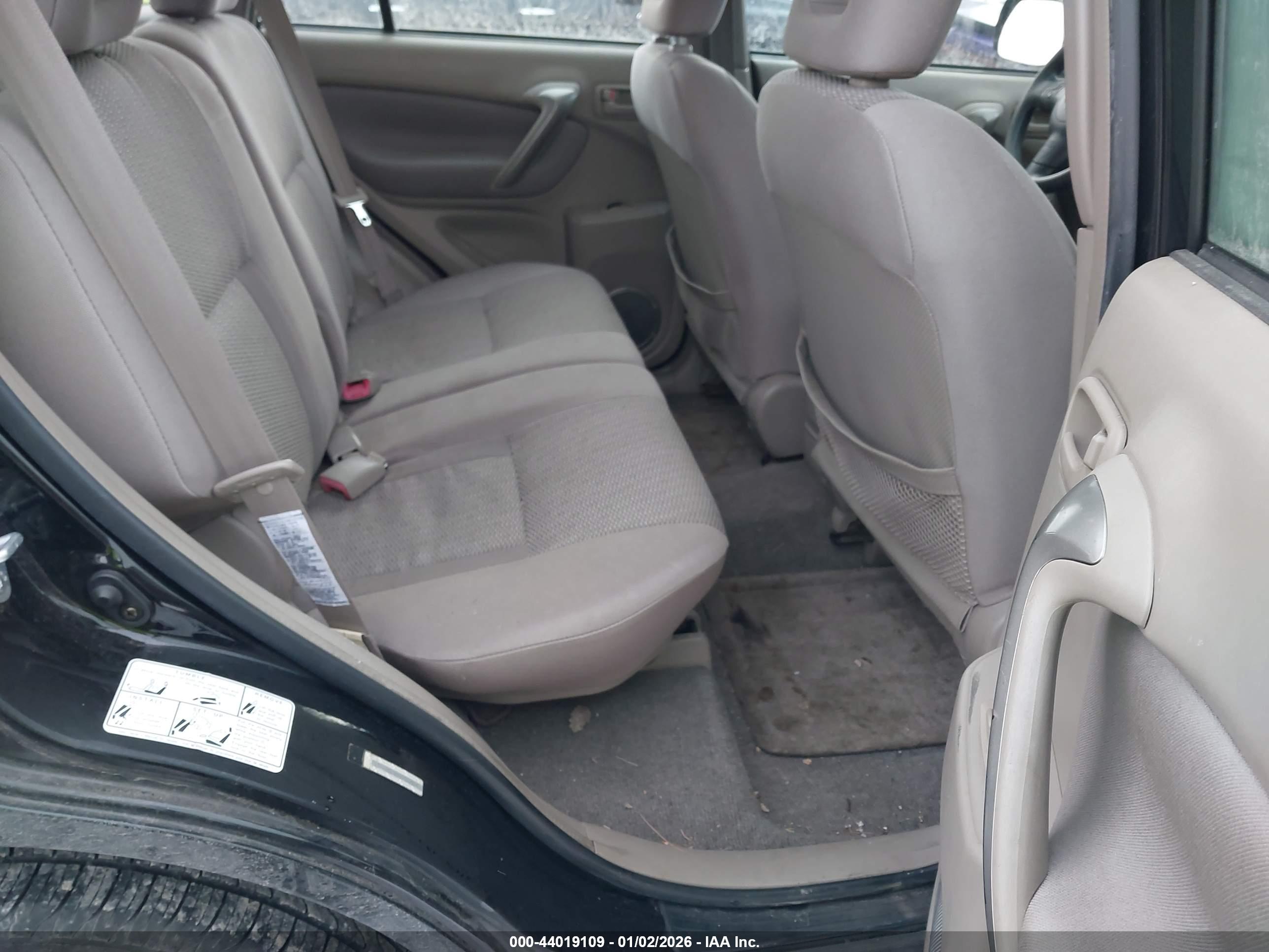 TOYOTA RAV4 image 8