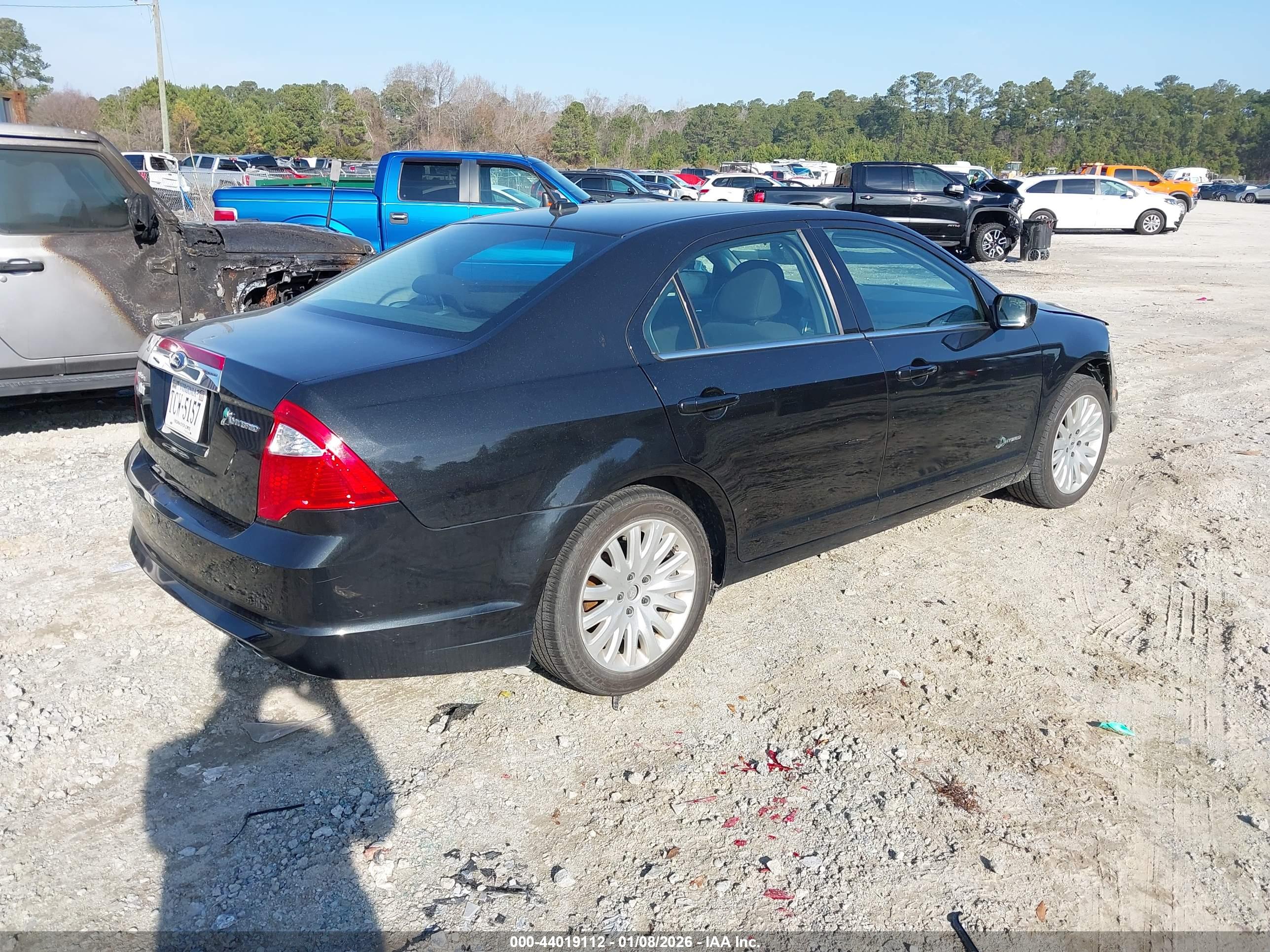 FORD FUSION image 4