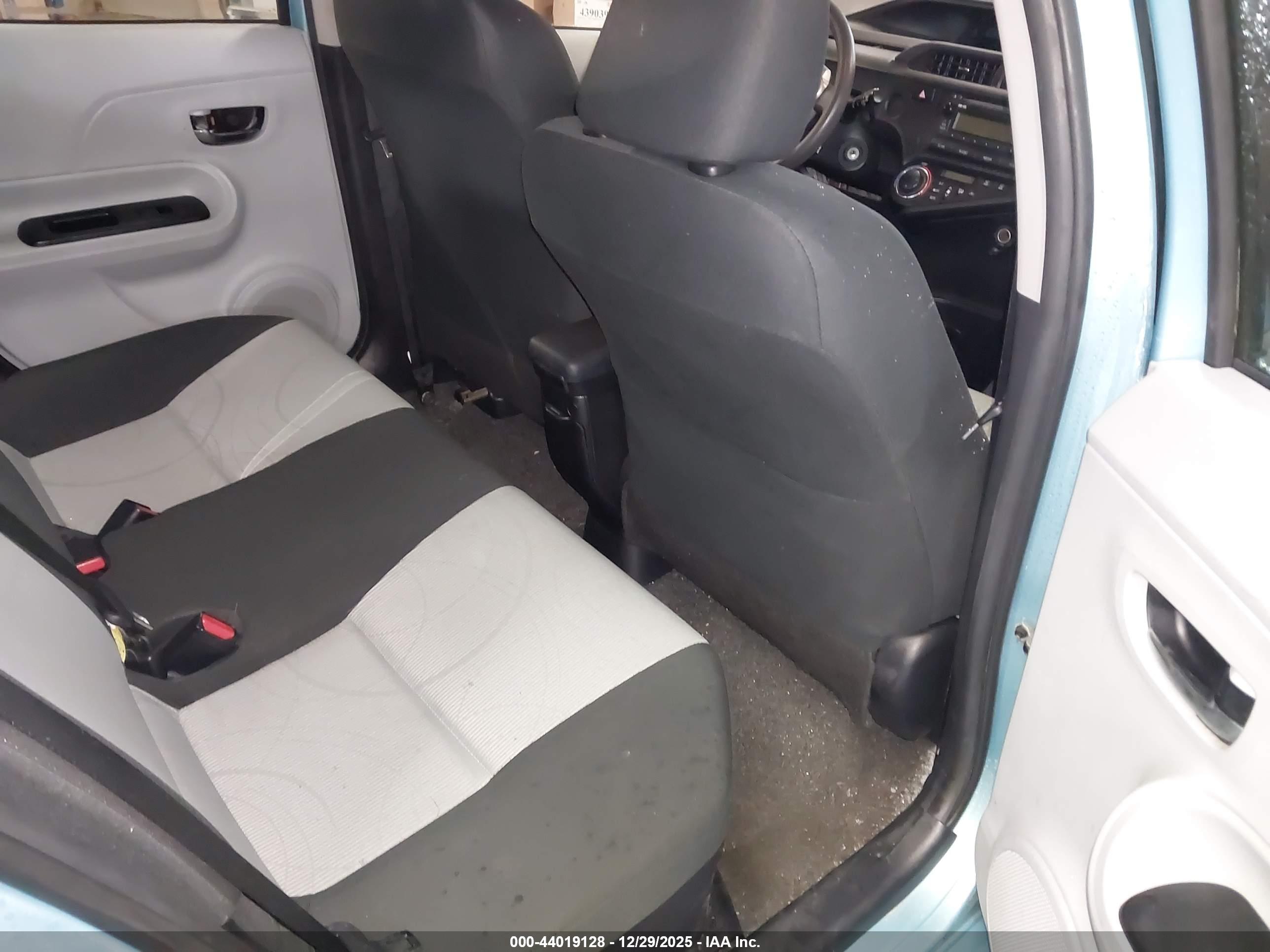 TOYOTA PRIUS image 8